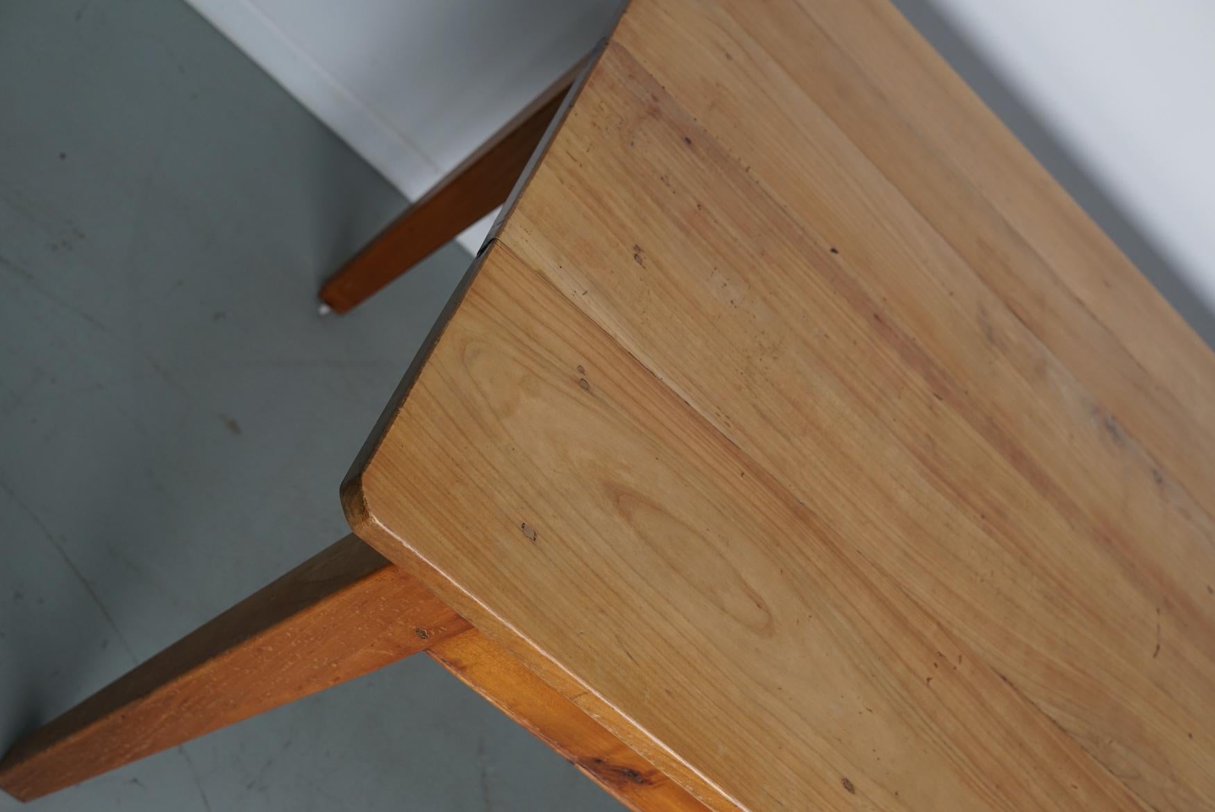 Table de salle à manger rustique française du 20ème siècle en cerisier en vente 1