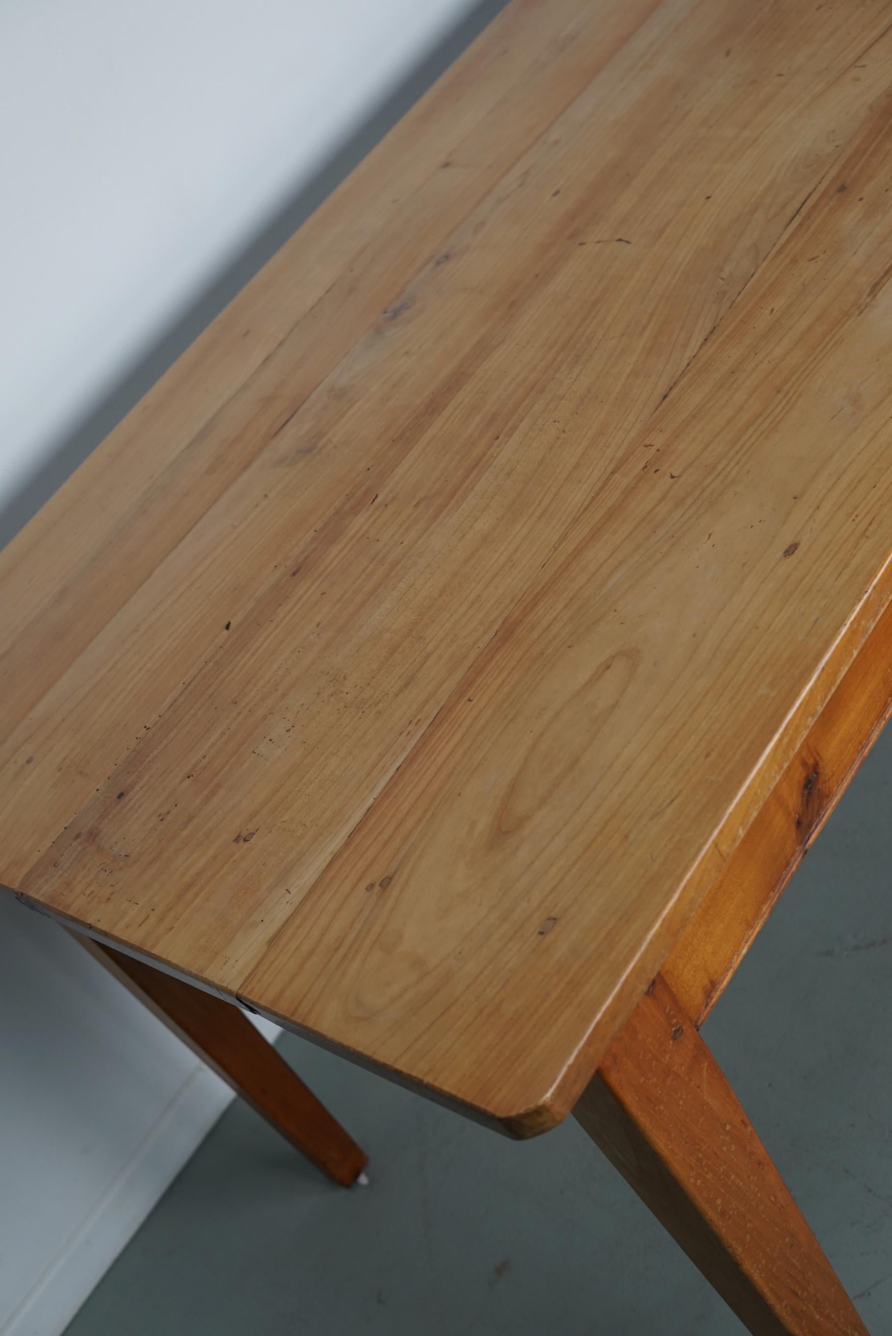 Table de salle à manger rustique française du 20ème siècle en cerisier en vente 2