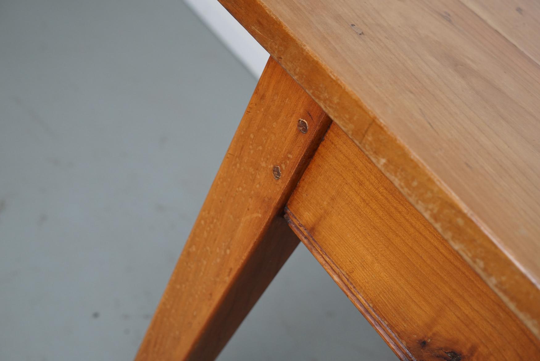 Table de salle à manger rustique française du 20ème siècle en cerisier en vente 3