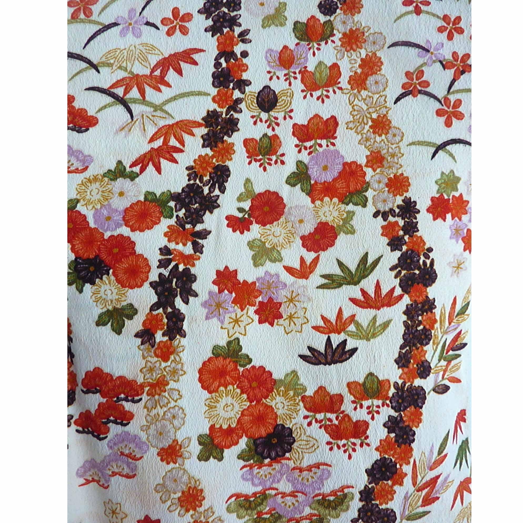 Ungefähr: 1920-1930
Herkunftsort: Japan
Material: Seide
Zustand: Sehr gut
Ecru Farbe wichtig alle Seide Kimono ist handgenäht und in Japan hergestellt. 
Die Verzierung besteht aus romantischen Kirsch- und Pflaumenblüten mit goldenen Akzenten.