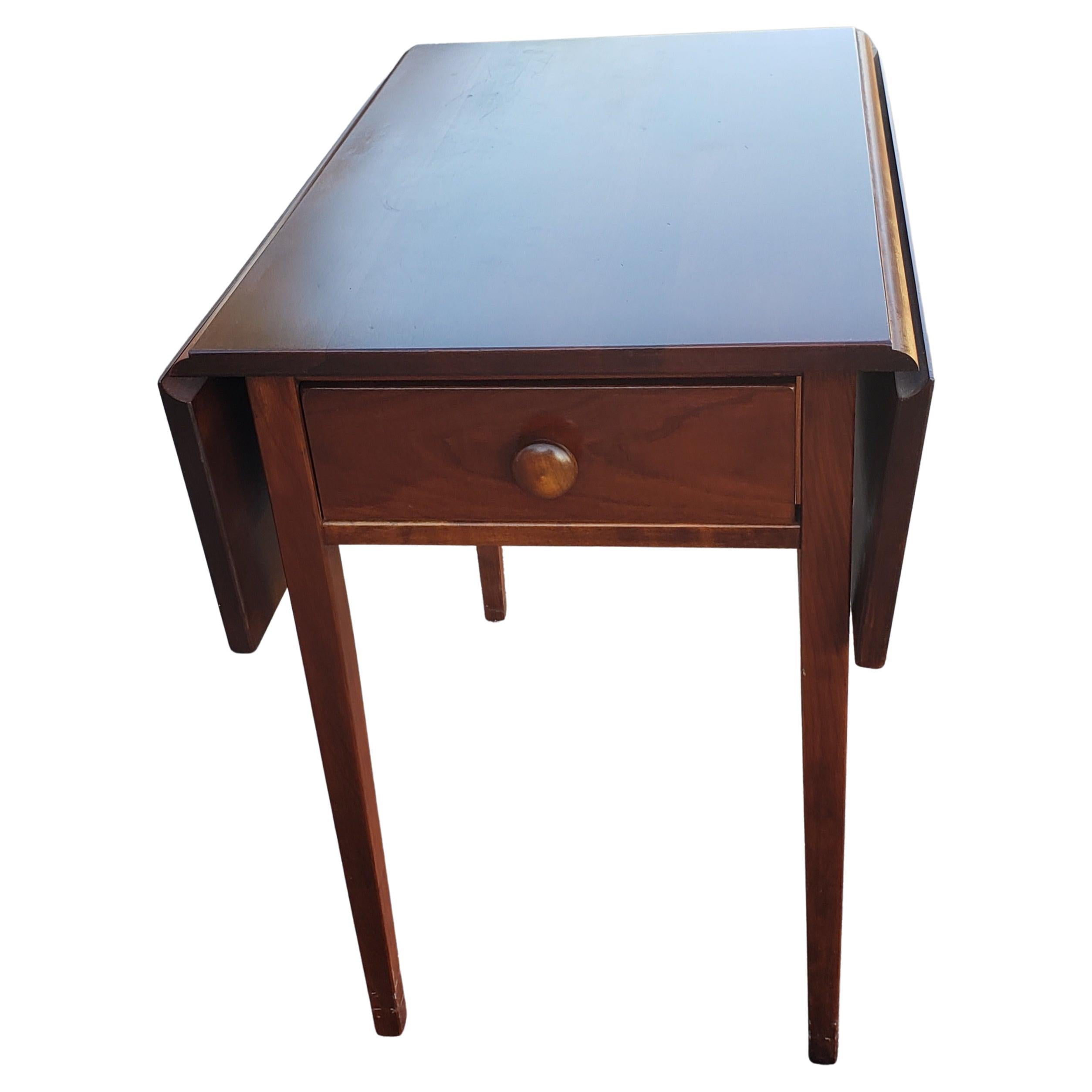 Vintage Cherry Drop-Leaf Pembroke Side Table In Good Condition For Sale In Germantown, MD