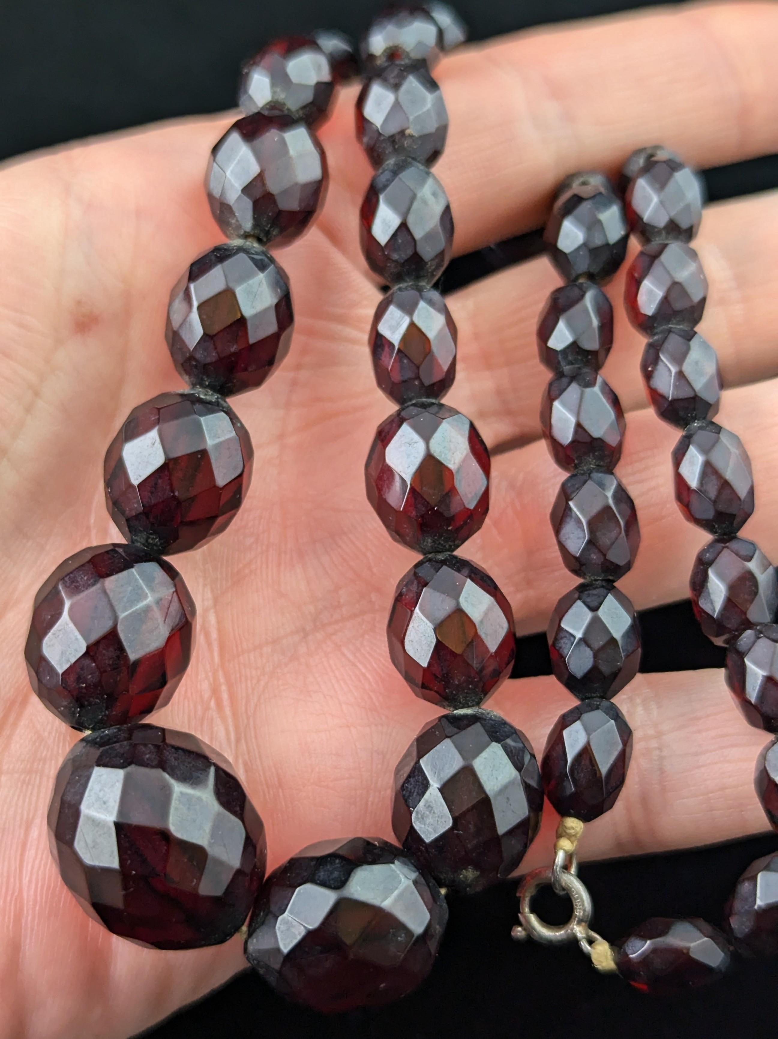 Collana di perline in bachelite rosso ciliegia d'epoca, Art of Vintage in vendita 5