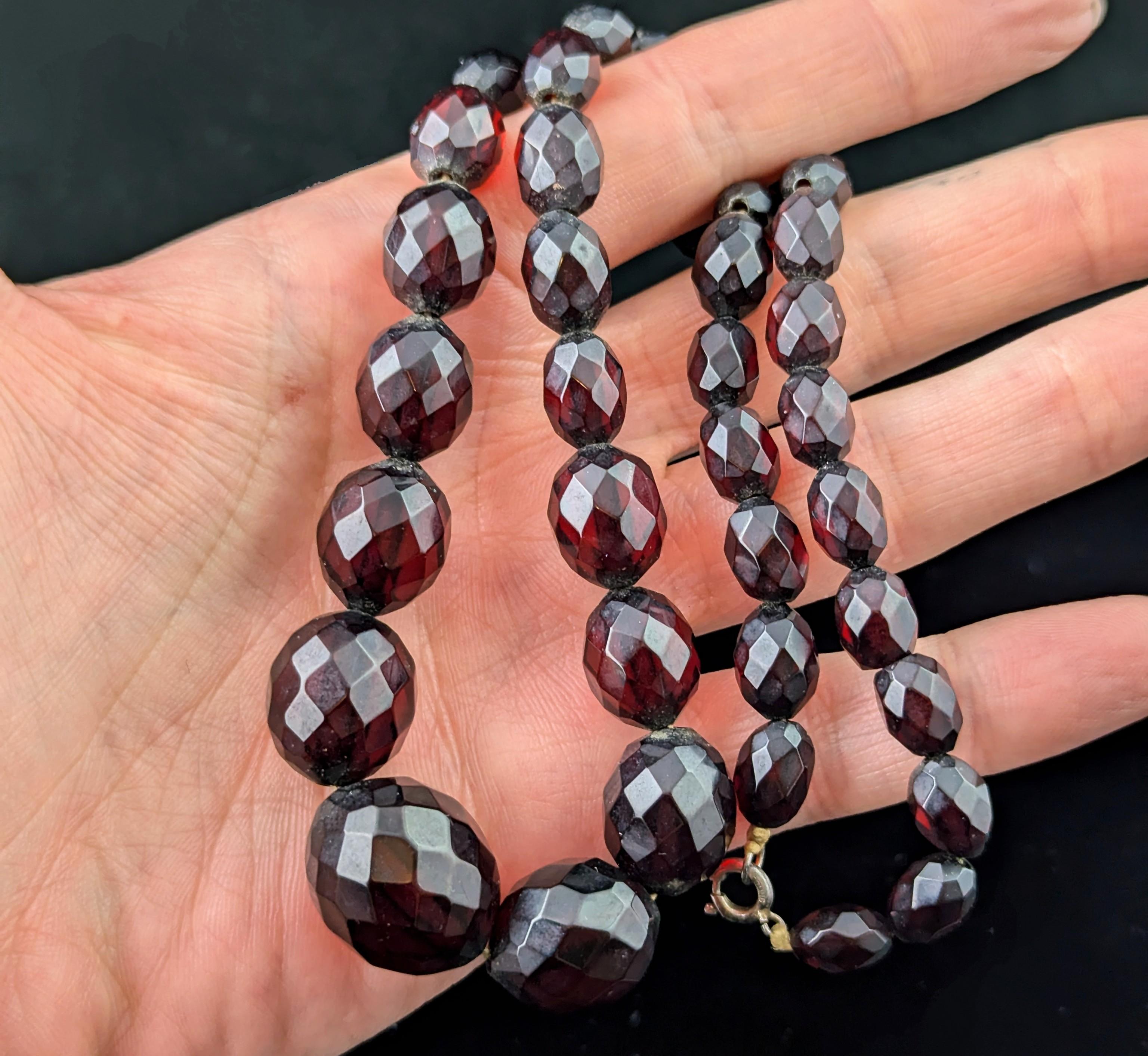 Collana di perline in bachelite rosso ciliegia d'epoca, Art of Vintage in vendita 7