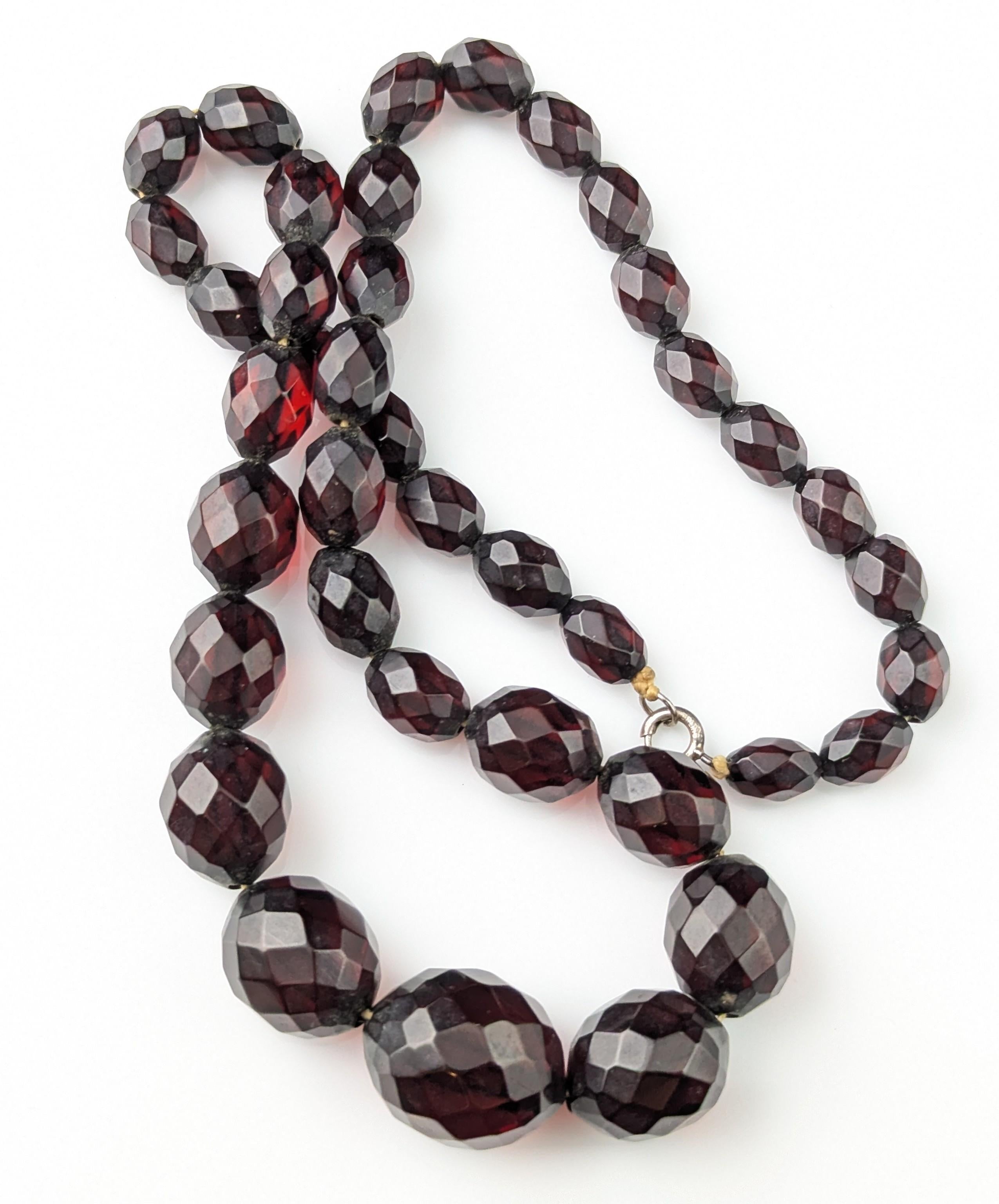 Collana di perline in bachelite rosso ciliegia d'epoca, Art of Vintage in vendita 8