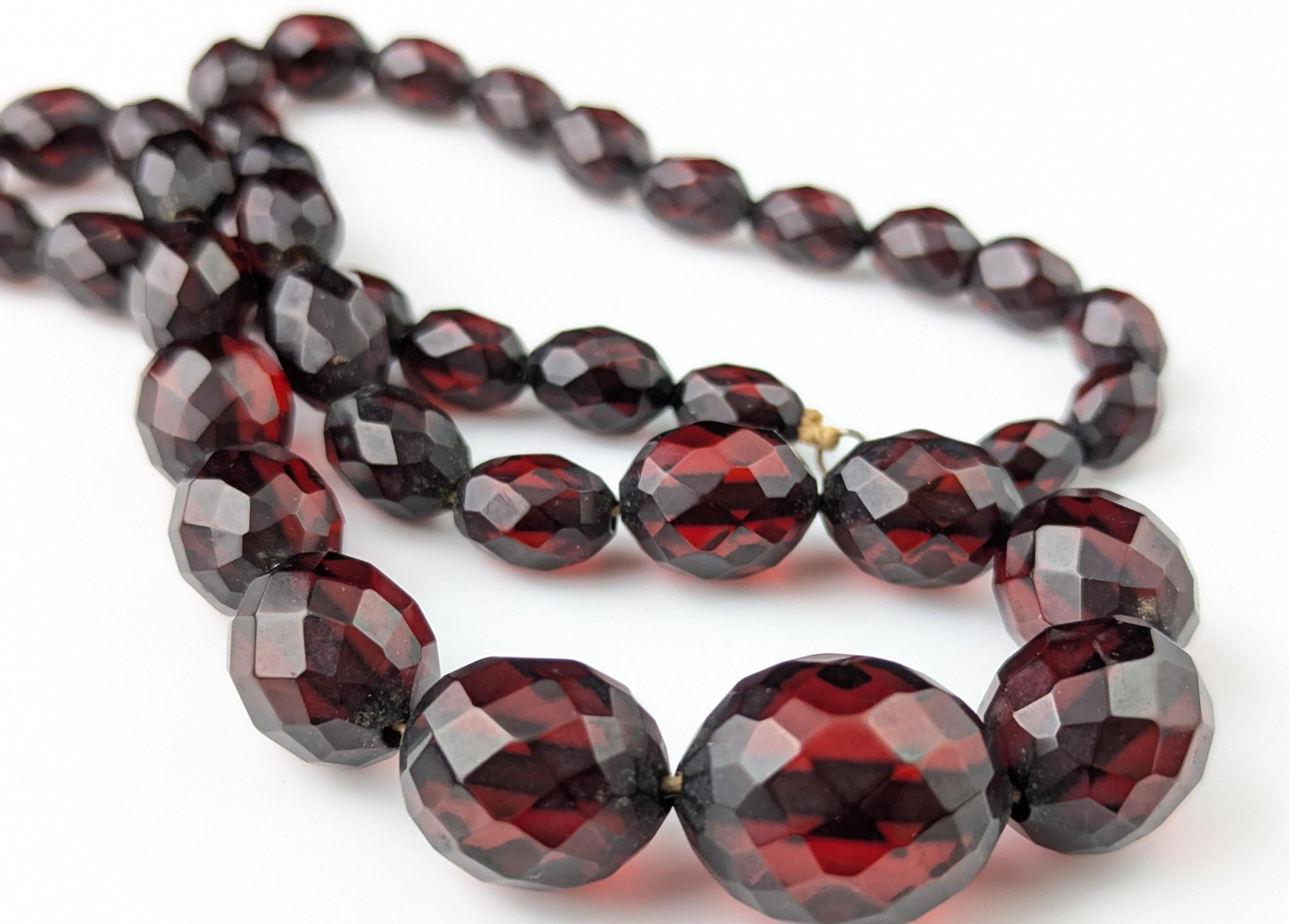 Collana di perline in bachelite rosso ciliegia d'epoca, Art of Vintage in vendita 9