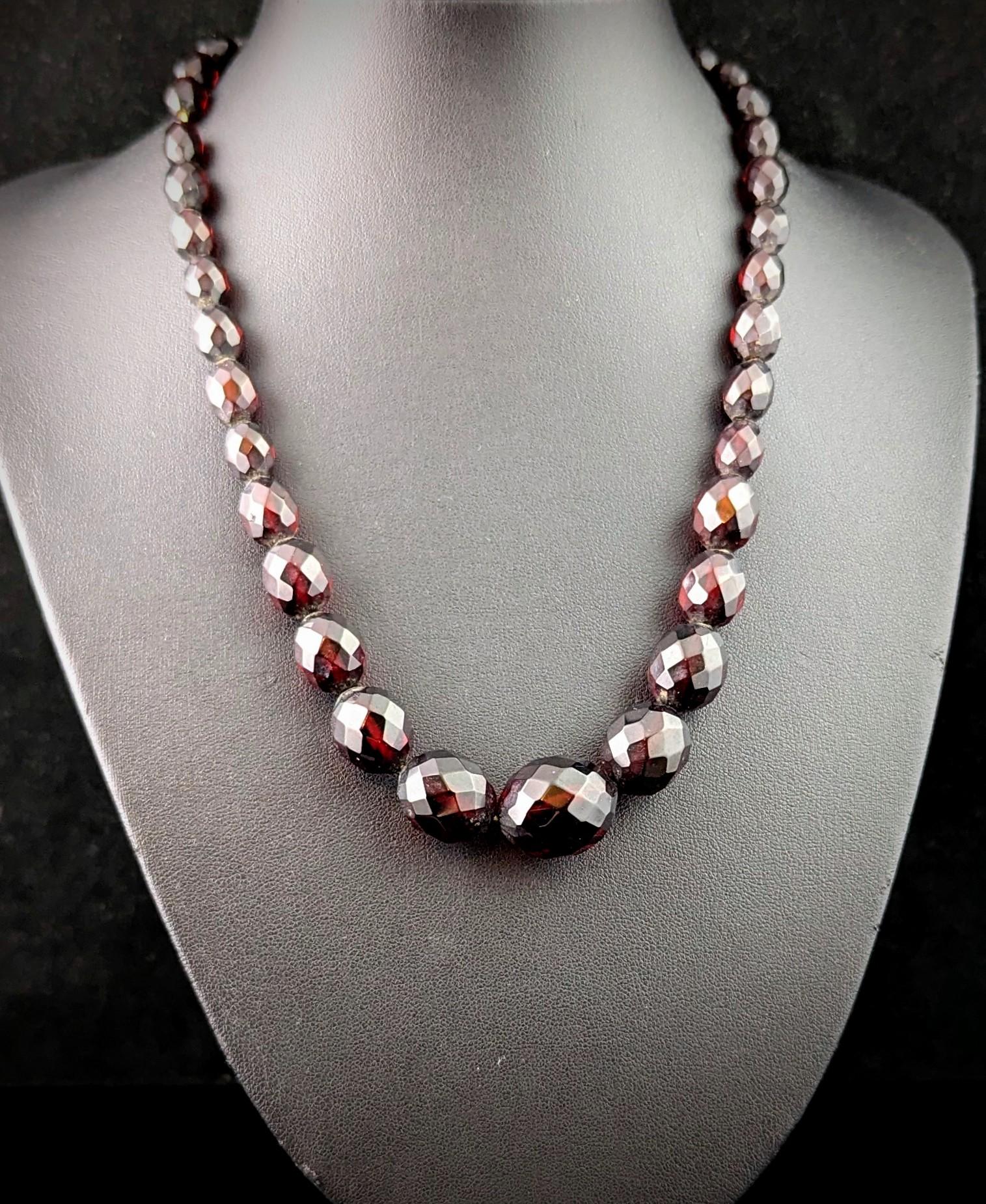 Una splendida collana di perline in bachelite rosso ciliegia dell'epoca Art Déco.

Il pezzo perfetto per aggiungere un tocco di luce o di colore al tuo abbigliamento preferito, le perline sfaccettate danno un bel luccichio alla luce e le perline