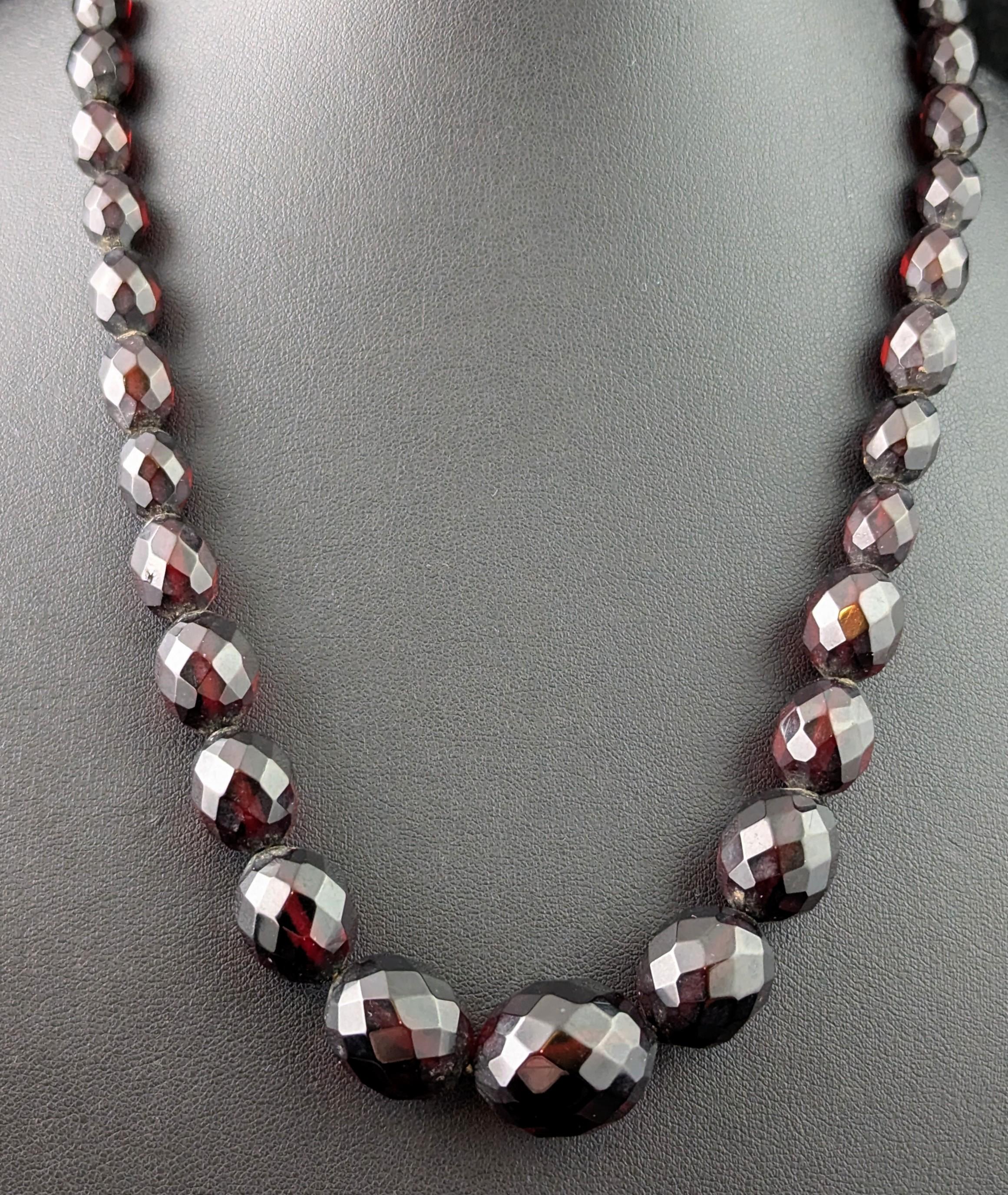 Collana di perline in bachelite rosso ciliegia d'epoca, Art of Vintage In condizioni buone in vendita a NEWARK, GB