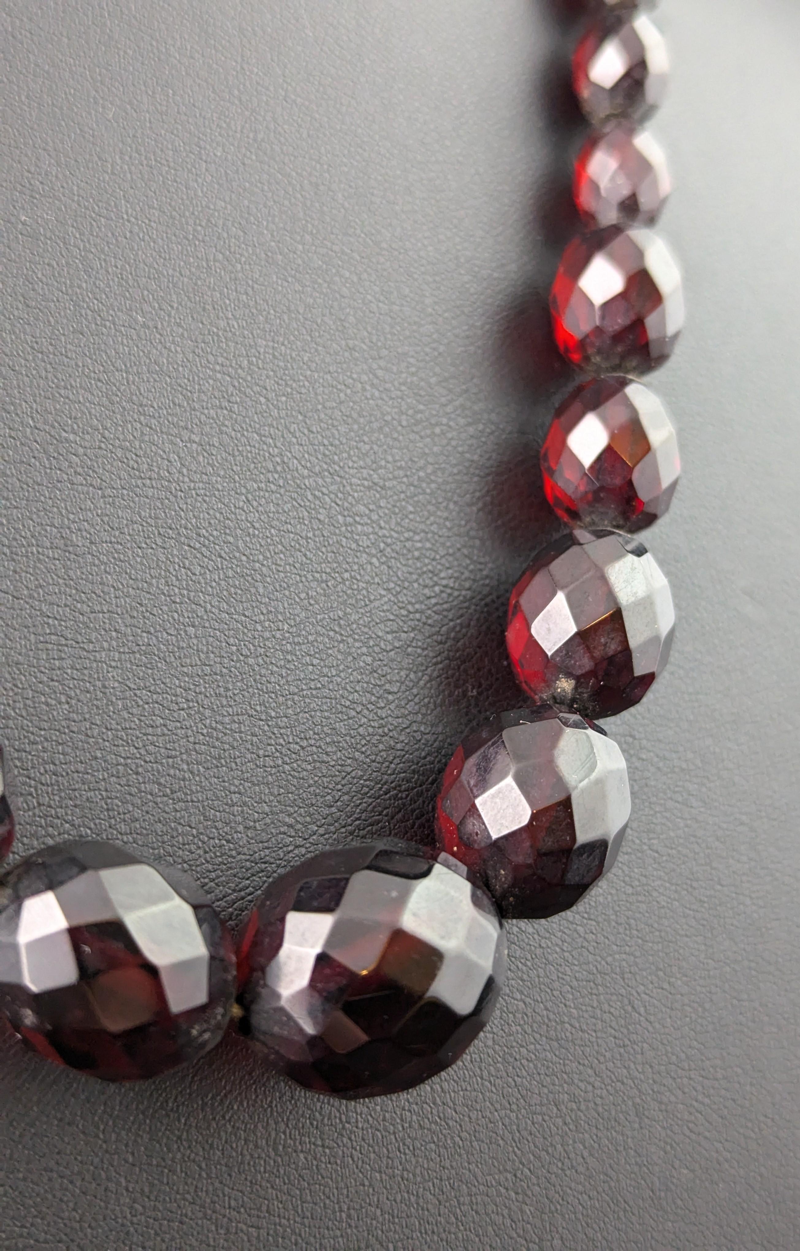 Donna Collana di perline in bachelite rosso ciliegia d'epoca, Art of Vintage in vendita