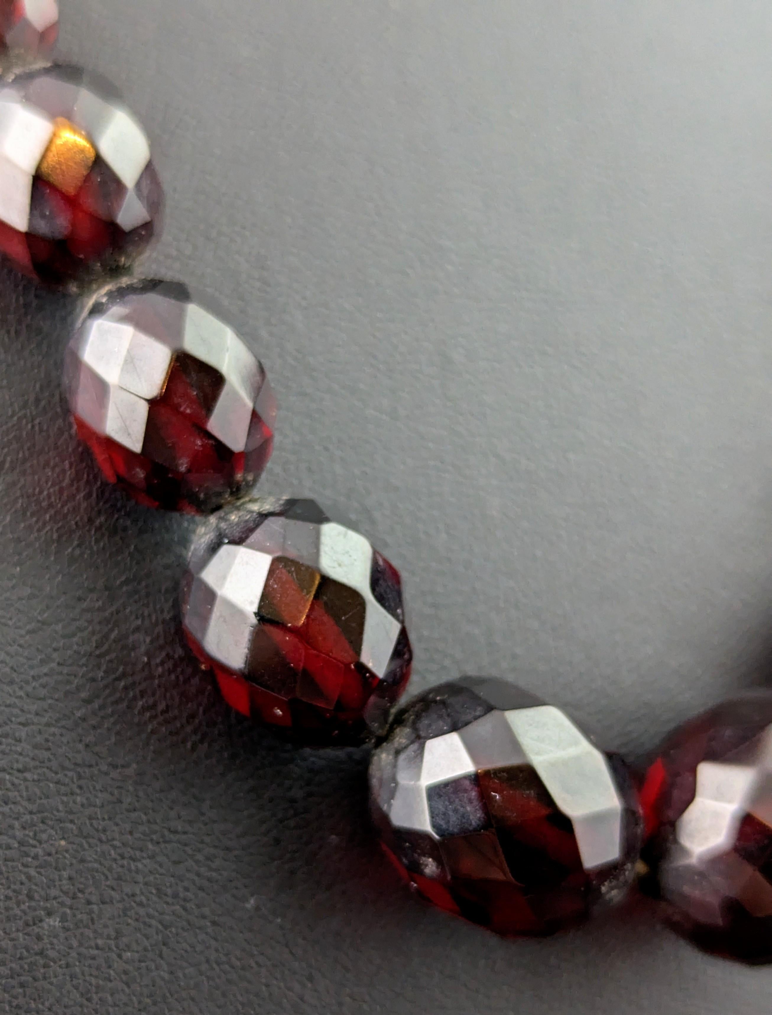 Collana di perline in bachelite rosso ciliegia d'epoca, Art of Vintage in vendita 1