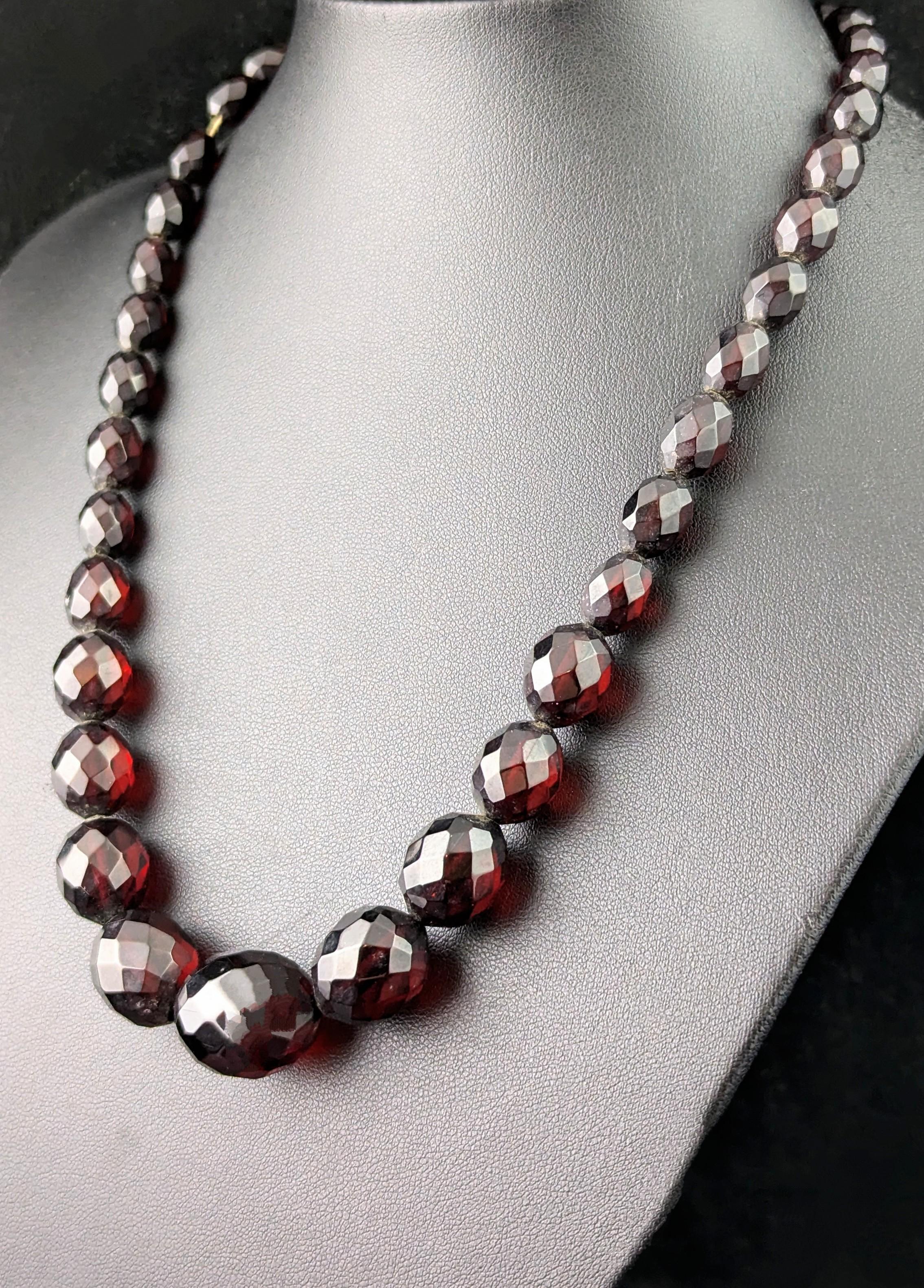 Collana di perline in bachelite rosso ciliegia d'epoca, Art of Vintage in vendita 2