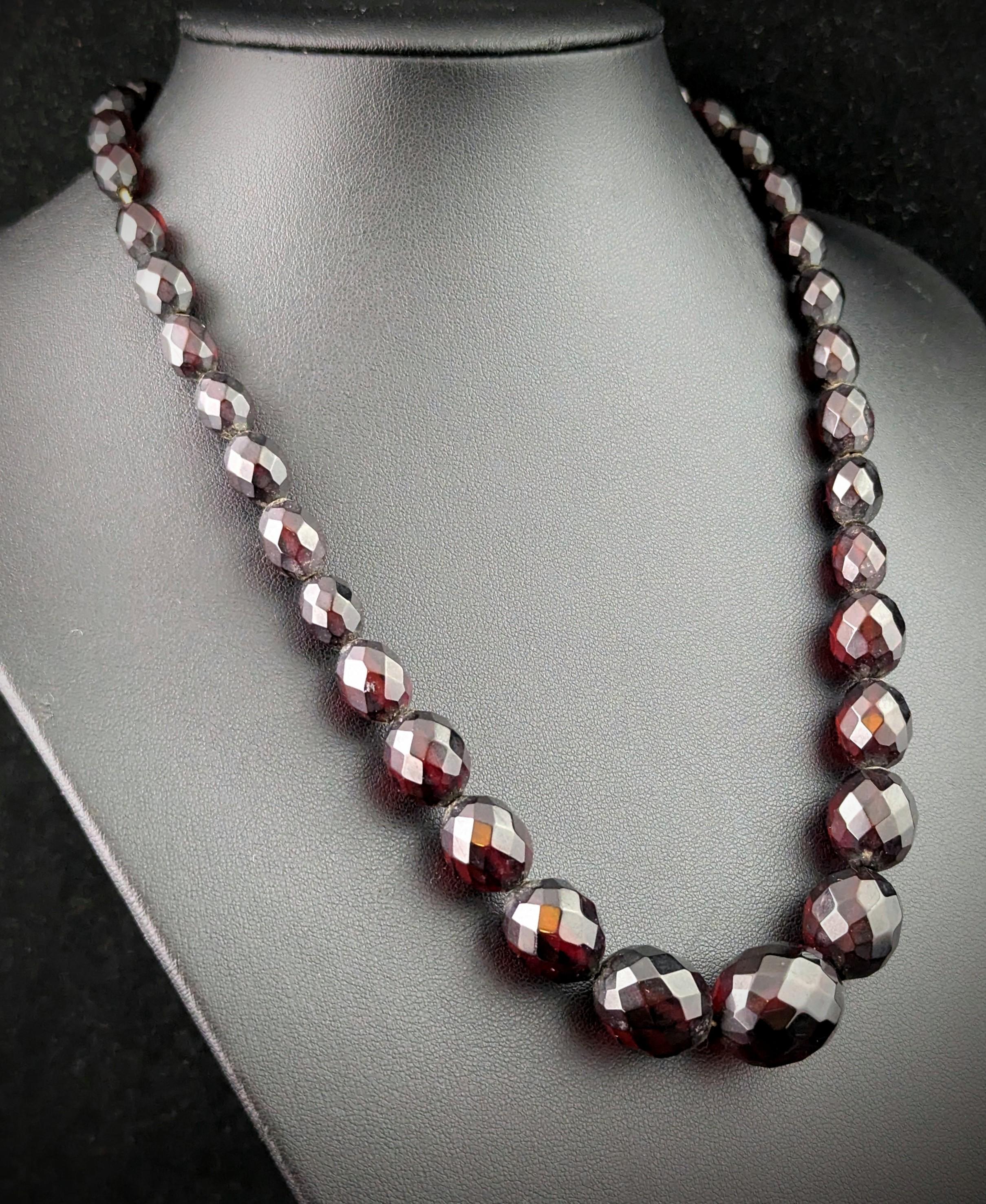 Collana di perline in bachelite rosso ciliegia d'epoca, Art of Vintage in vendita 3