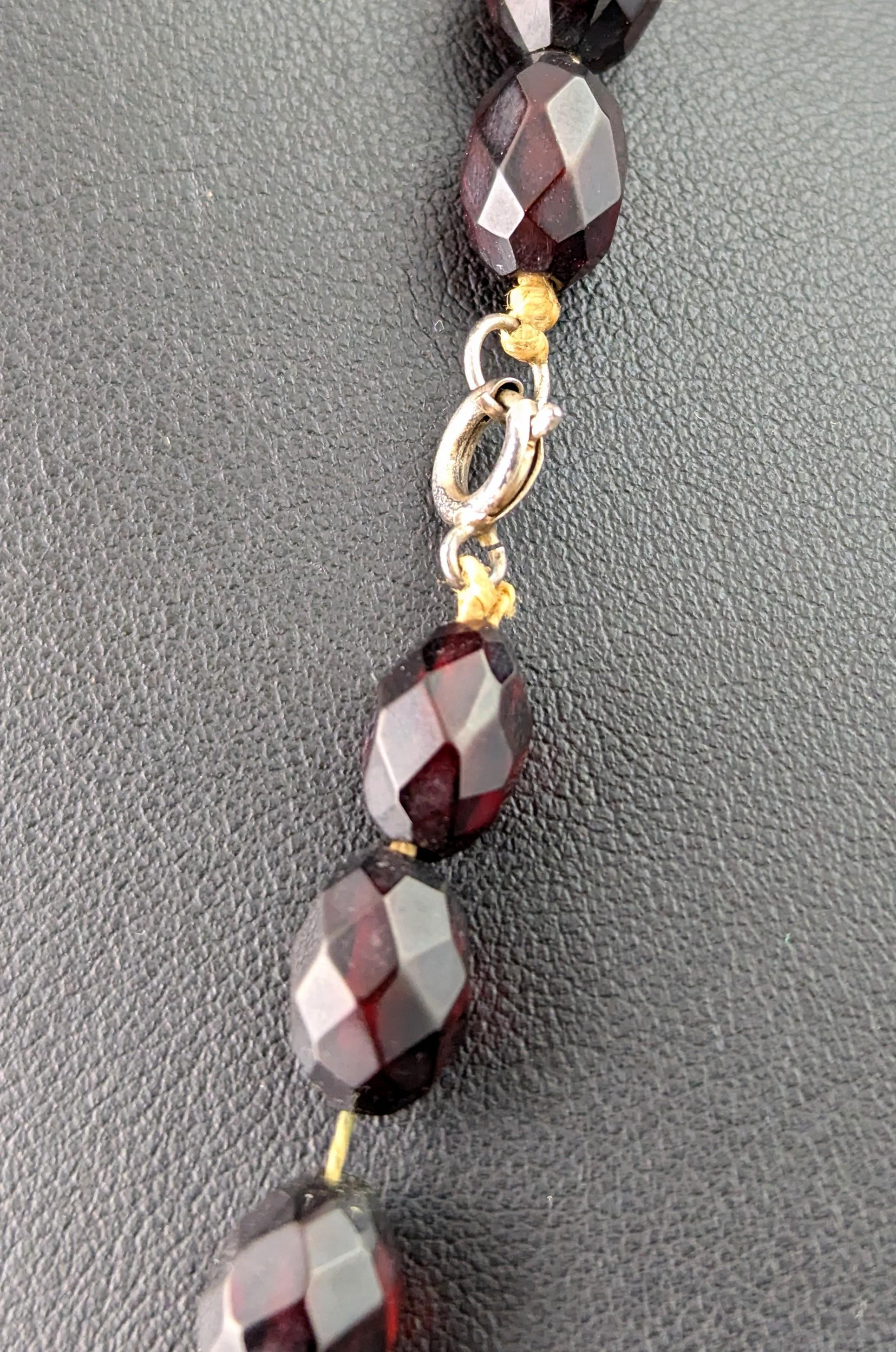 Collana di perline in bachelite rosso ciliegia d'epoca, Art of Vintage in vendita 4