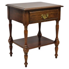 Vieille table de nuit à un tiroir en bois de cerisier, style colonial, table de nuit et de chevet