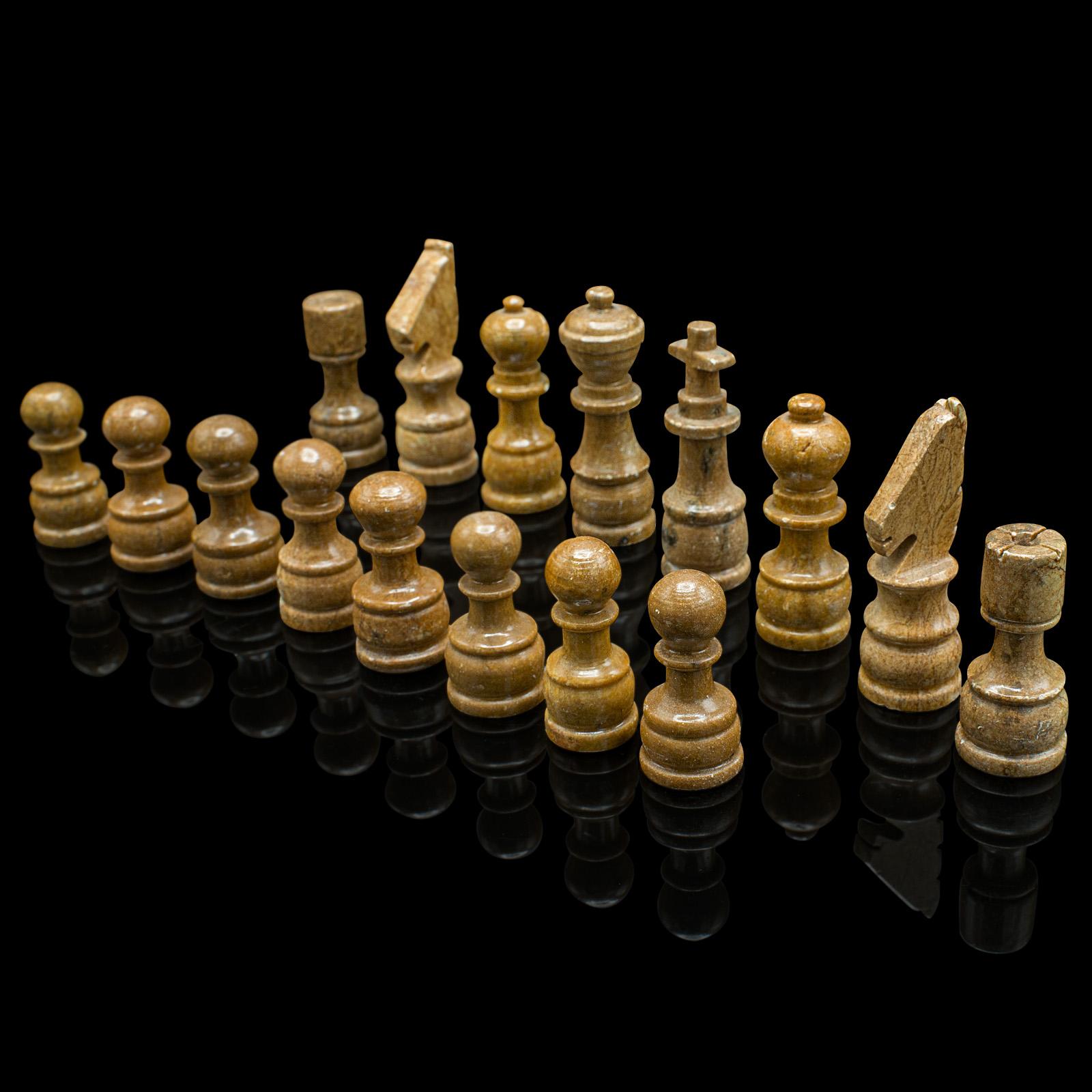 20ième siècle Tableau d'échecs et de dessin vintage, anglais, pierre dure, marbre, jeu de jeu, vers 1970 en vente