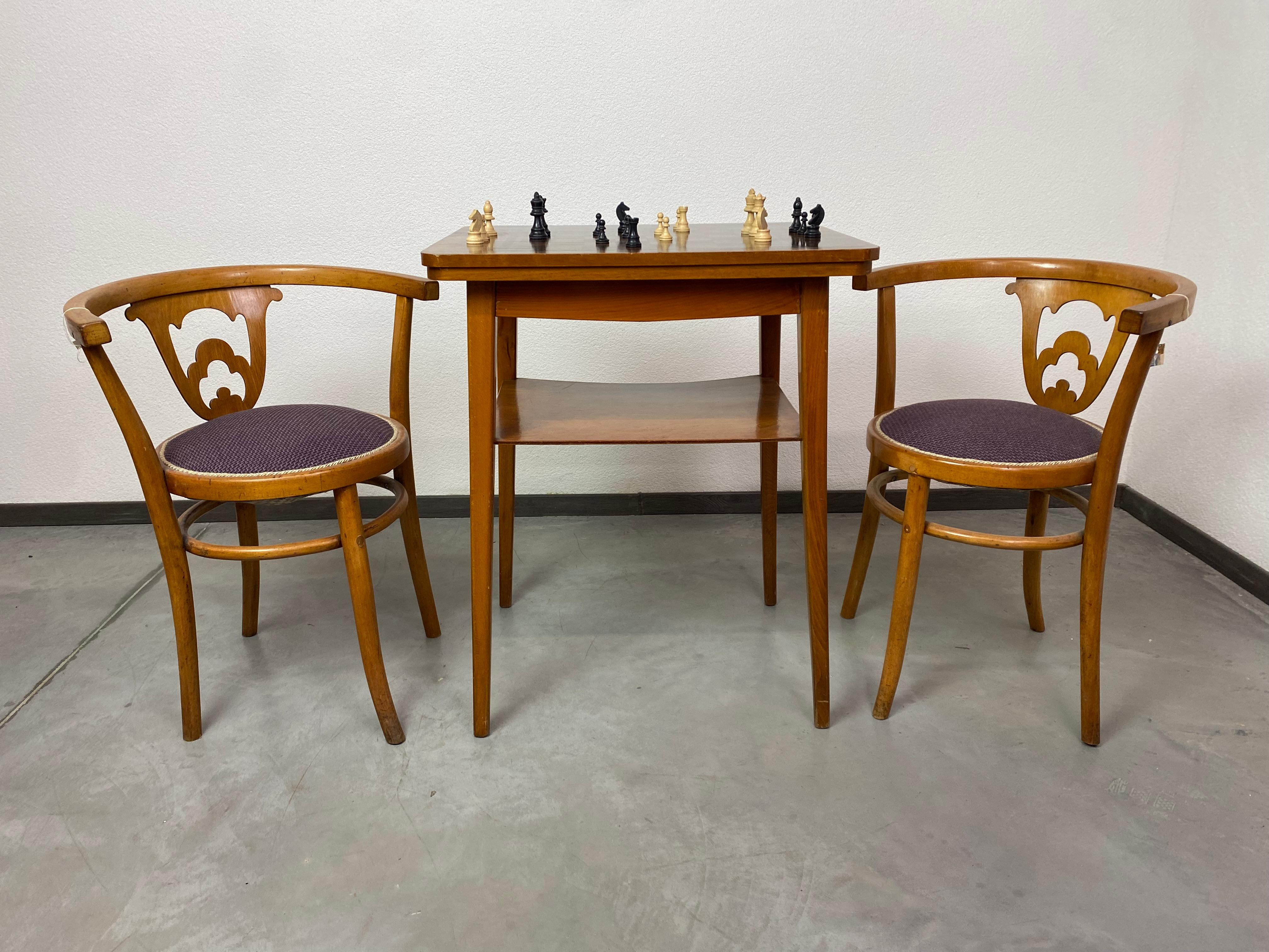 Vintage-Schachtisch in originalem Vintage-Zustand mit Gebrauchsspuren.
