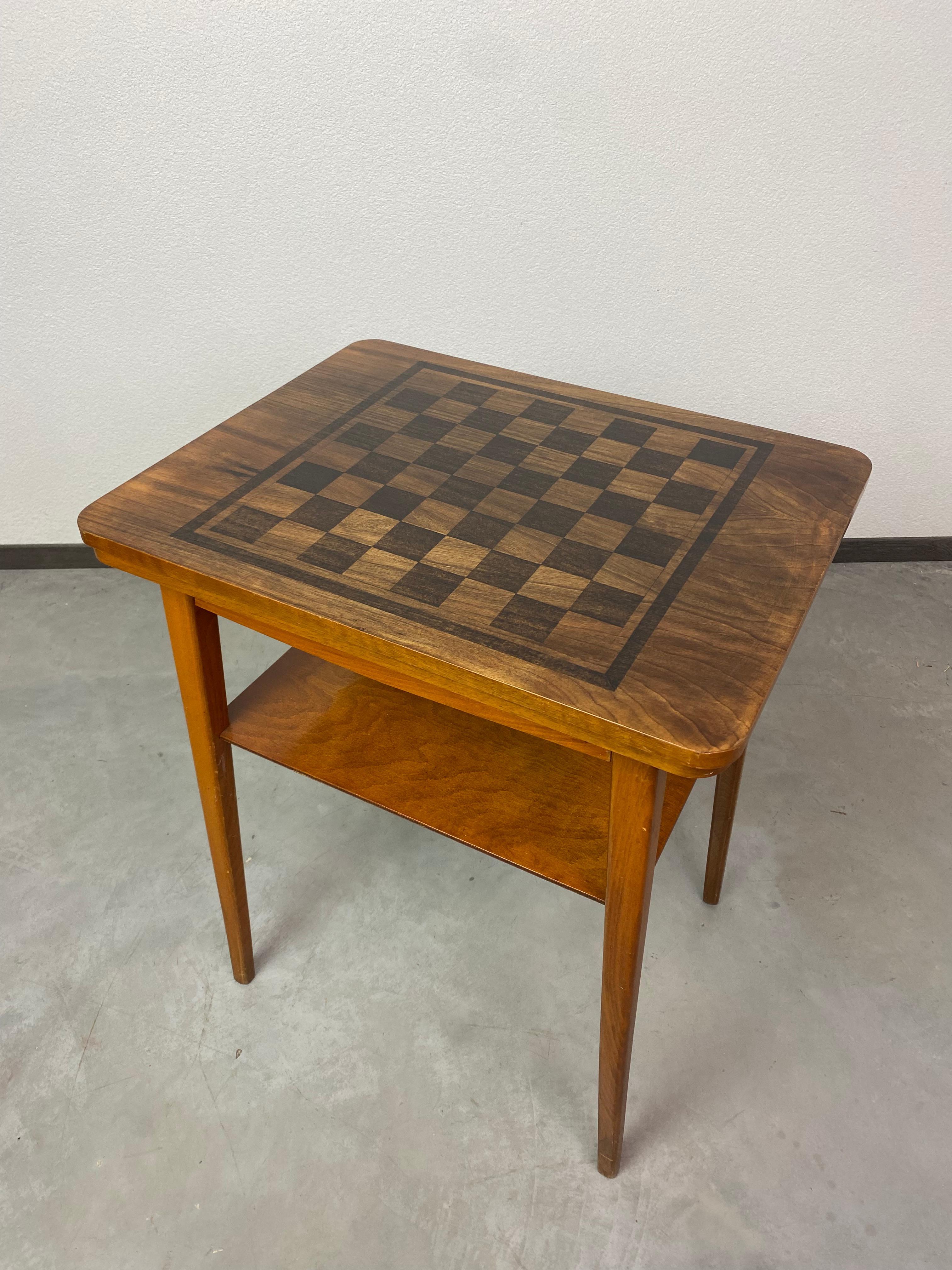 Vintage-Schachtisch (Slowakisch)