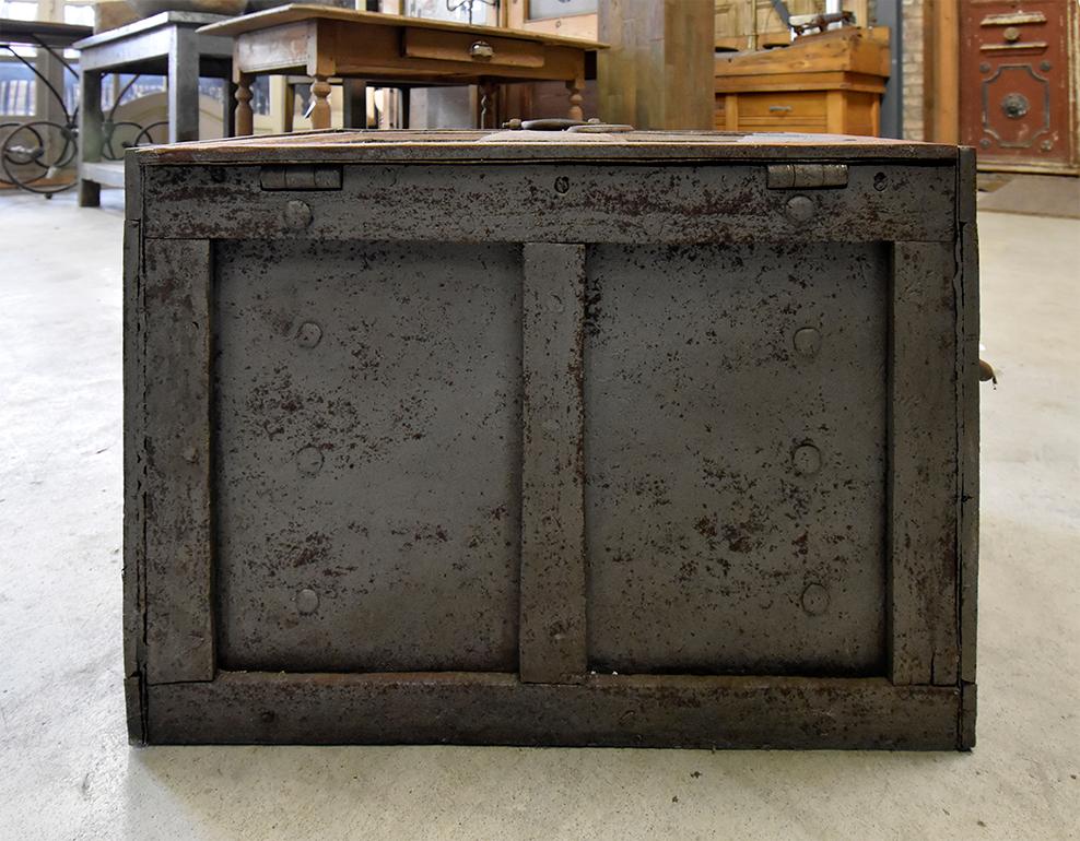 Vintage Chest, Iron Ships Trunk, 20th Century In Good Condition For Sale In Udenhout, NL