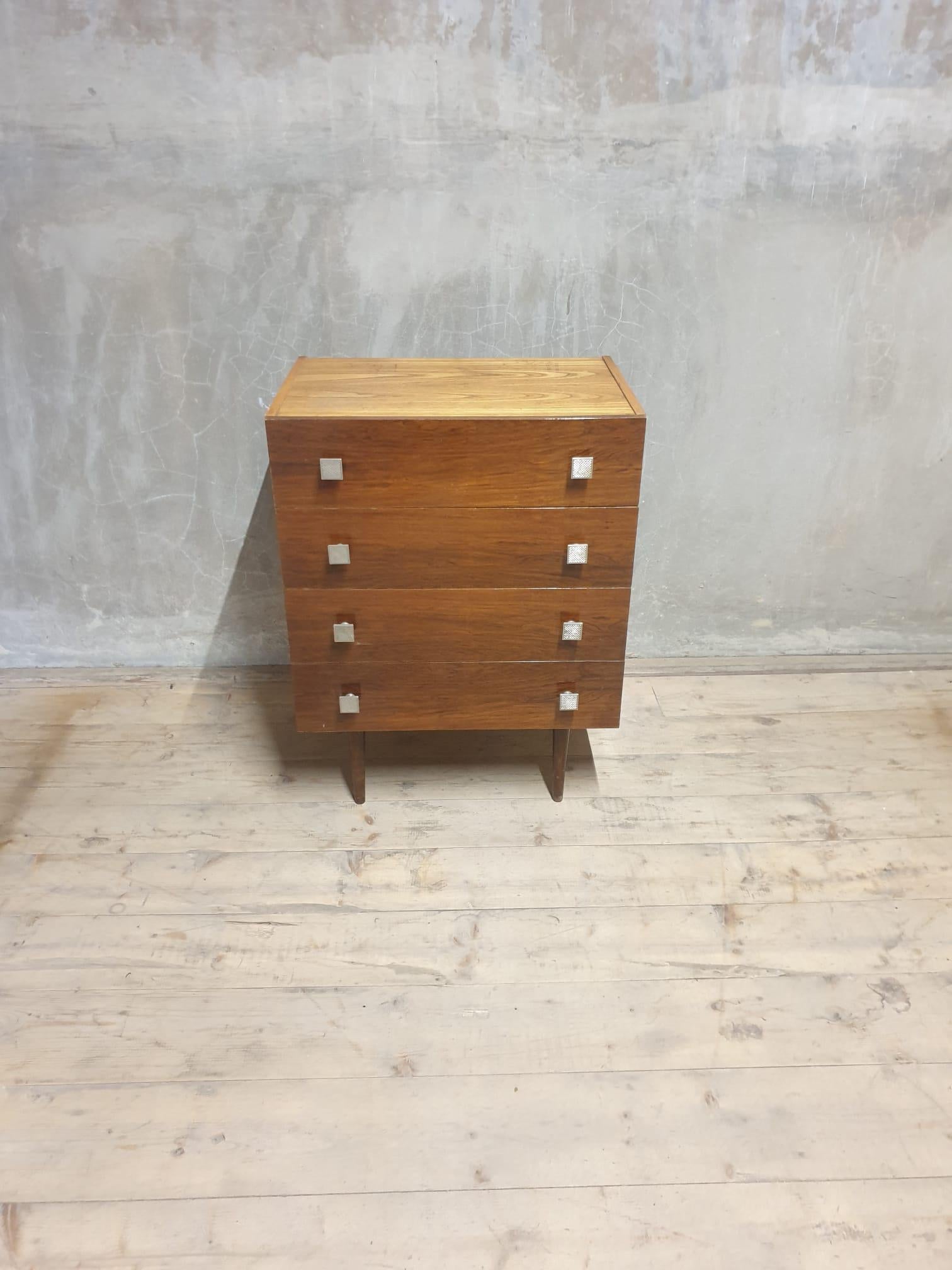 Questa cassettiera in legno è stata realizzata nell'Europa centrale durante gli anni '70.

Un design eccezionale e senza tempo. Realizzato in legno di faggio, frassino e compensato. Ha maniglie cromate.

In buone condizioni vintage, presenta i segni