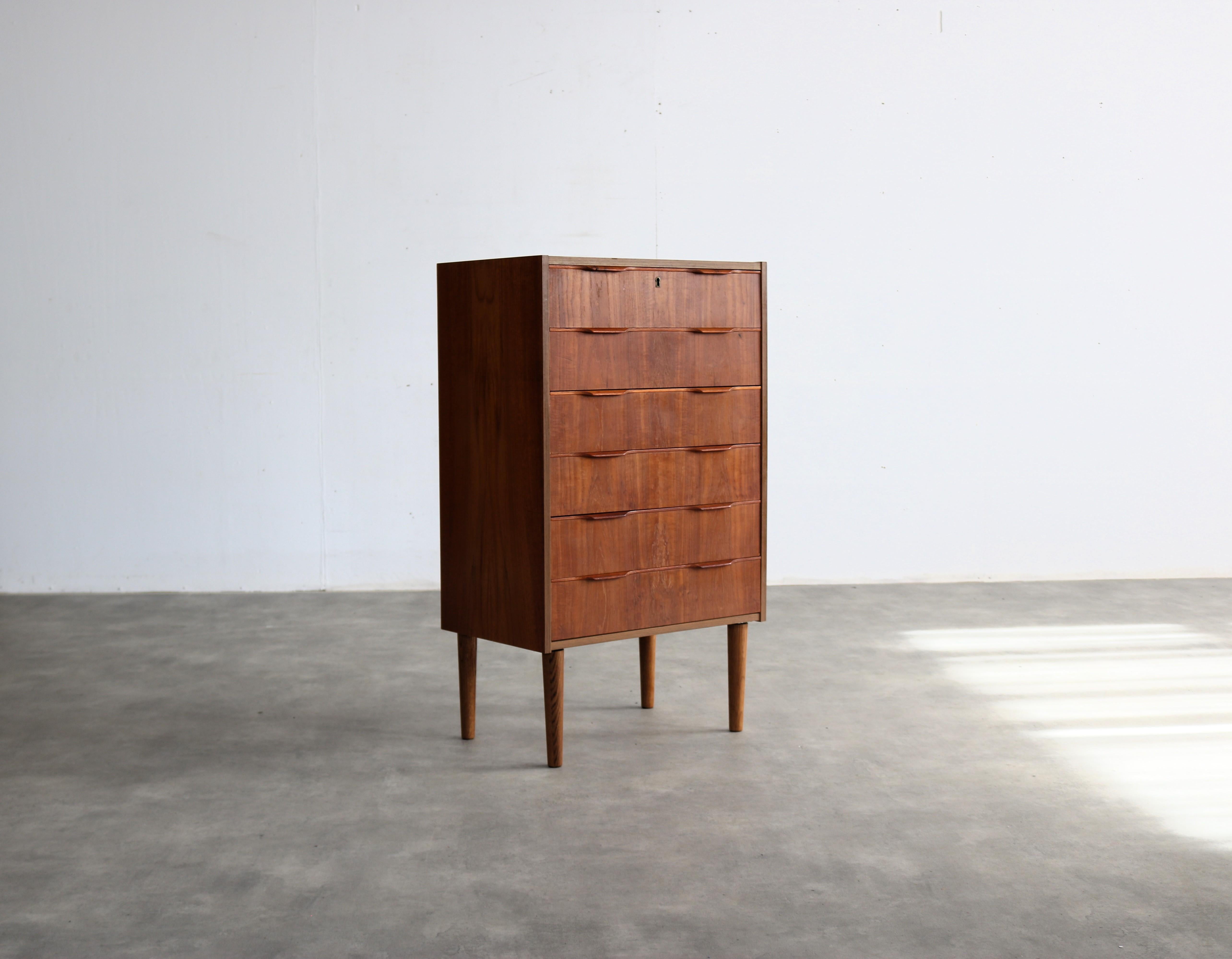 Vintage chest of drawers  cabinet  1960s  Danish

period  1960s
design  unknown  Denmark
condition  good  minor signs of wear  key missing;
size  106,5 x 62.5 x 39 cm (H x W x D)

details  teak;

item number  2942