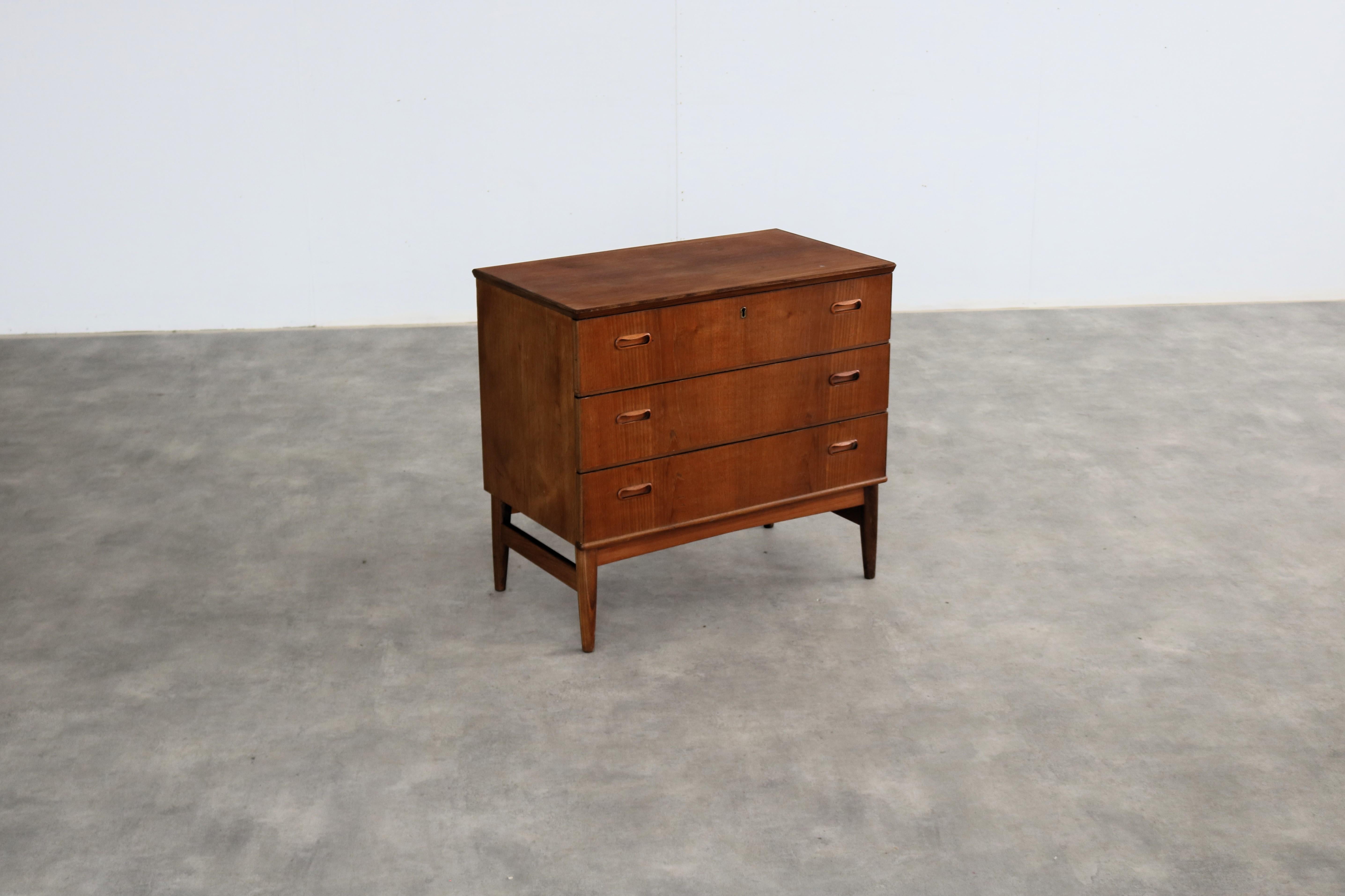Vintage chest of drawers  cabinet  1960s  Danish In Good Condition For Sale In Lemmer, NL