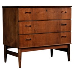 Commodes and Chests of Drawers