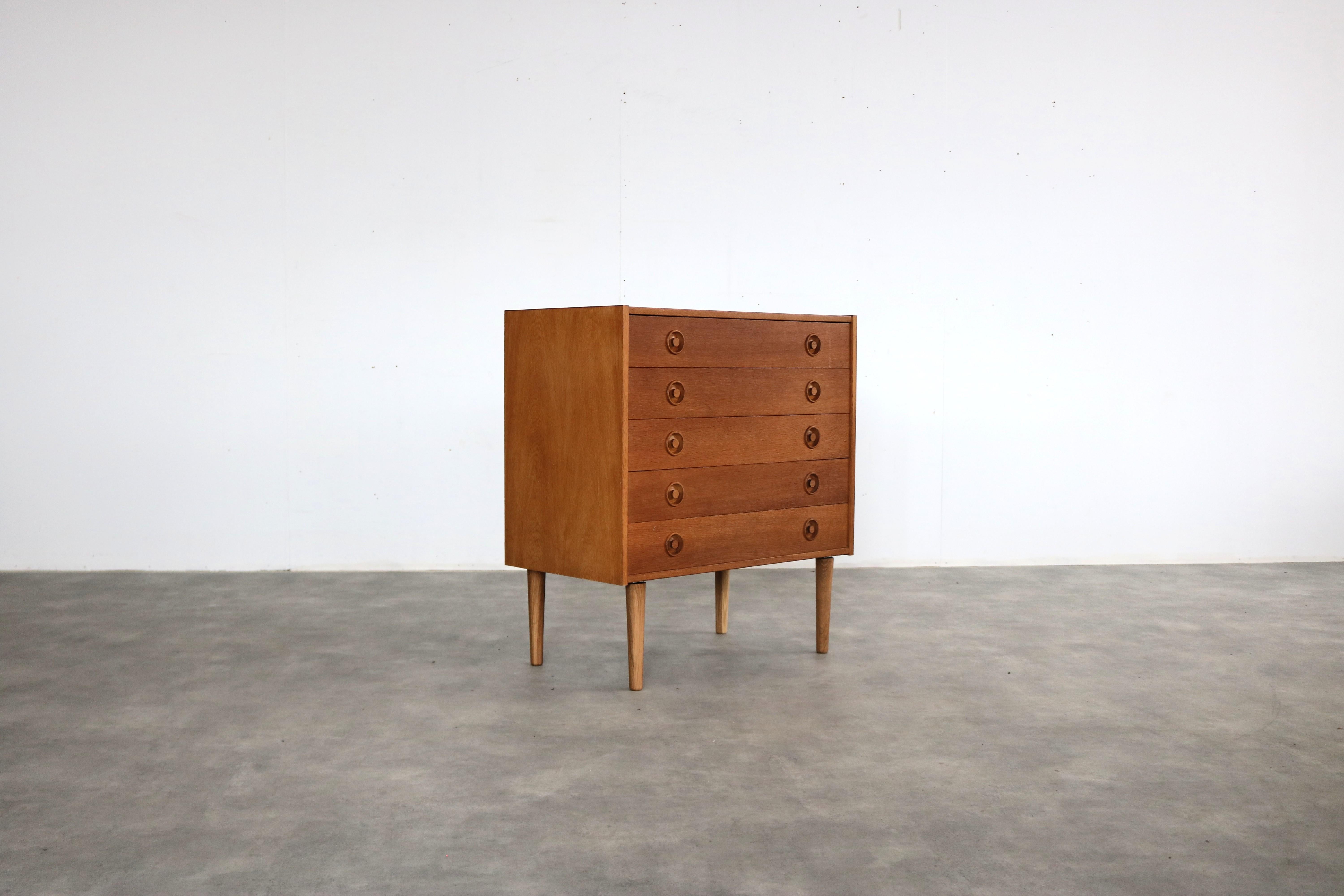 Vintage chest of drawers  cabinet  1960s  Danish  oak

Period  1960s
Design  Unknown  Denmark
Condition  Good with minor signs of wear/patina
Size  87.5 x 80 x 40 cm (H x W x D)

Details  Oak

Item number  2949