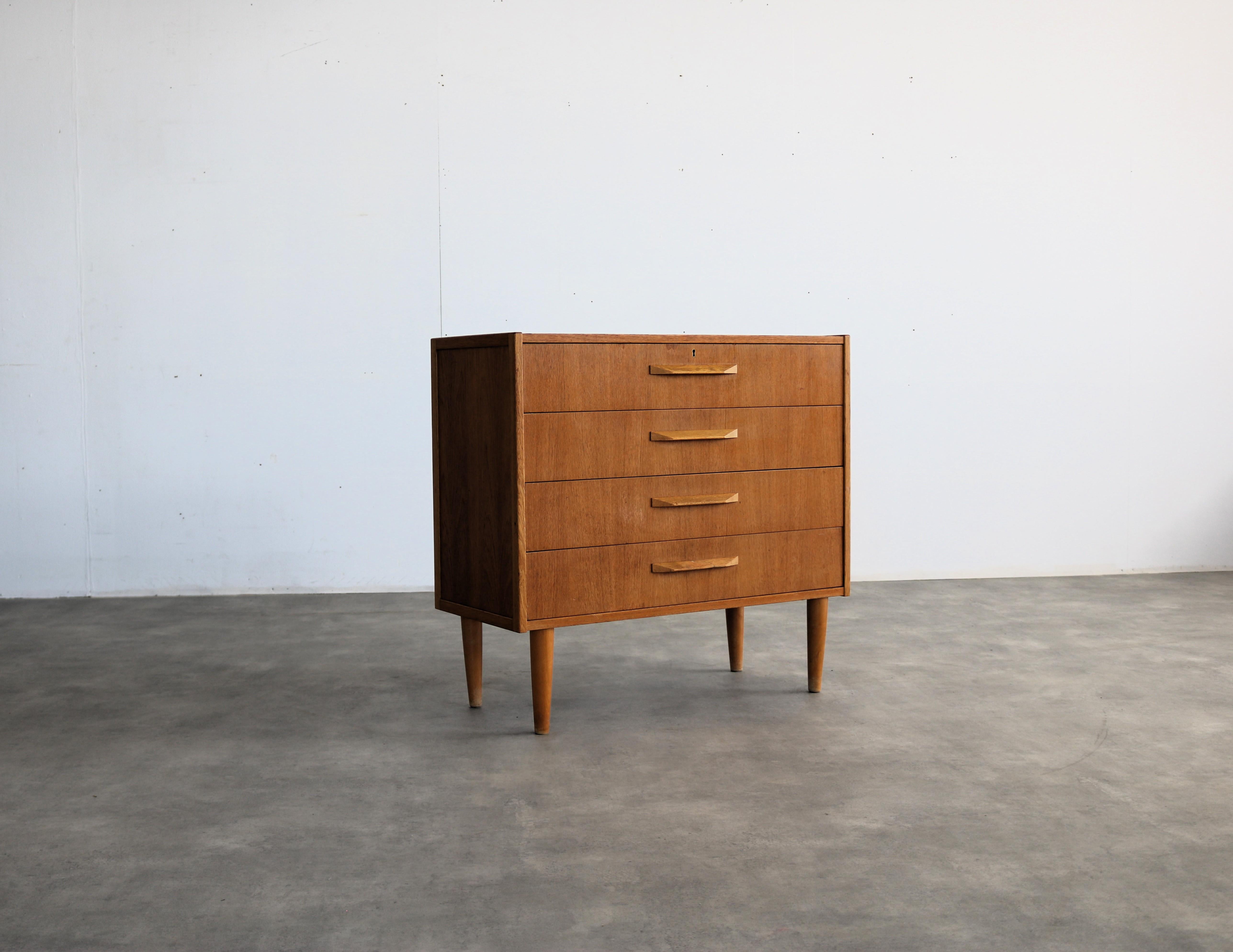 cassettiera vintage  mobile  1960s  Svezia

periodo  1960s
design  sconosciuto  Svezia
condizione  buono  piccoli segni d'uso
dimensione  80 x 85 x 38 (hxbxp)

dettagli  teak; Oak;

numero dell'articolo  2736