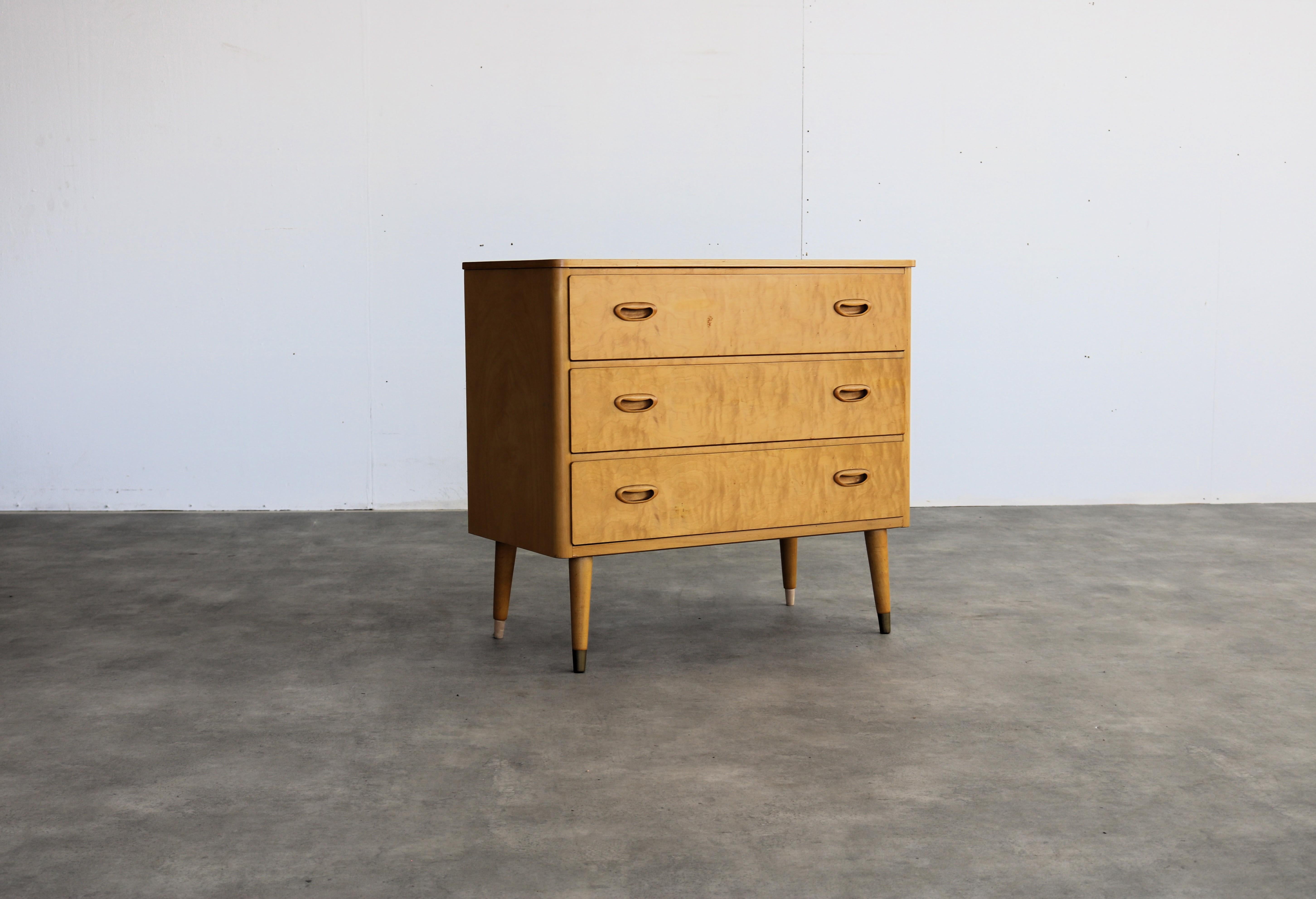 
Cassettiera vintage  mobile  1960s  Svedese

periodo  1960s
design  sconosciuto  Svezia
condizione  buono  piccoli segni di usura
dimensione  70 x 75 x 37,5 (h. x l. x p).

dettagli  legno di faggio;

numero dell'articolo  2881