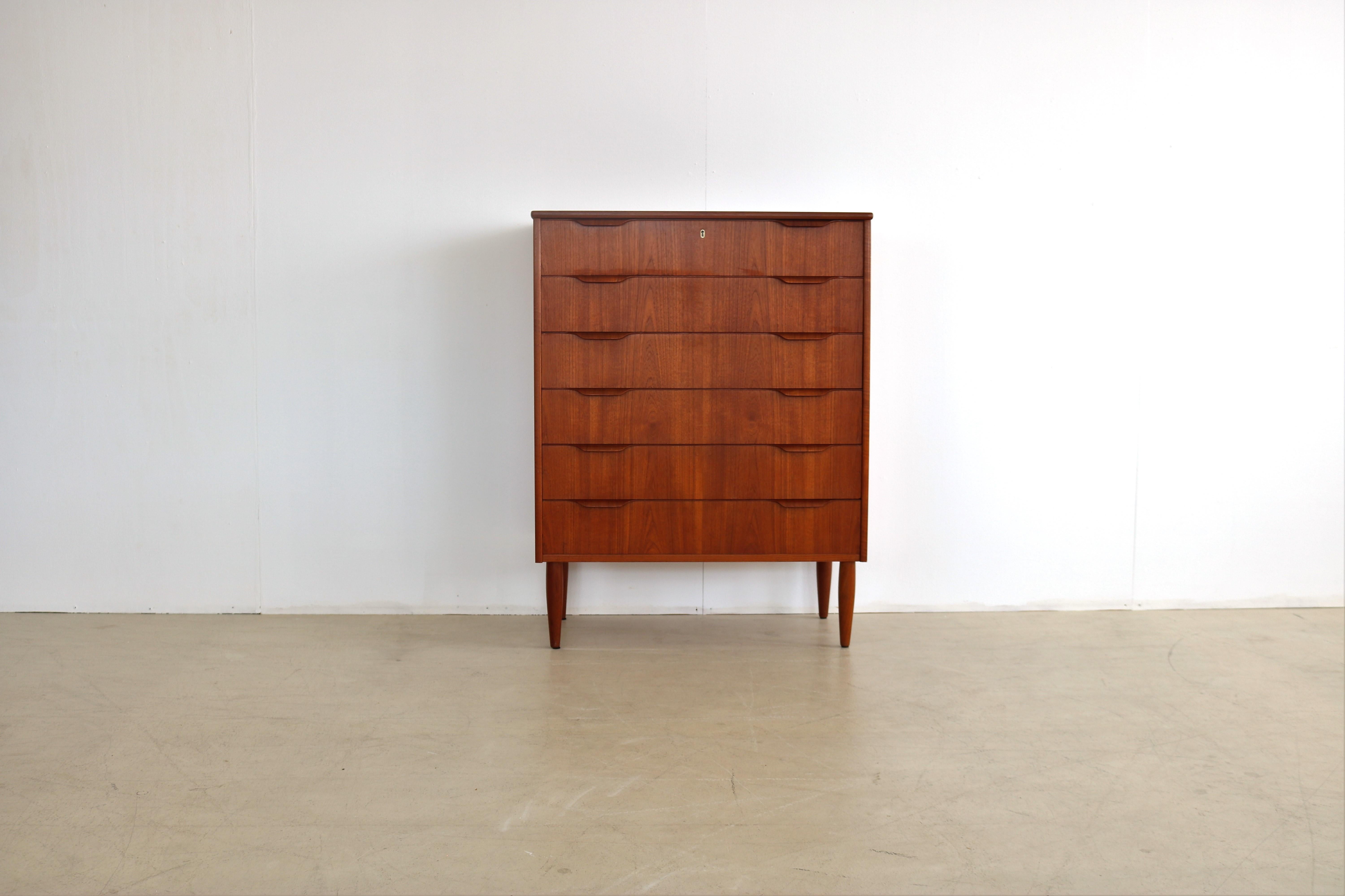 Vintage chest of drawers cabinet teak 60s Danish

Period 60's
Designs unknown Denmark
Conditions good light signs of use
Size 105.5 x 81 x 43 (HxWxD)
Details teak;
Article number 1688.