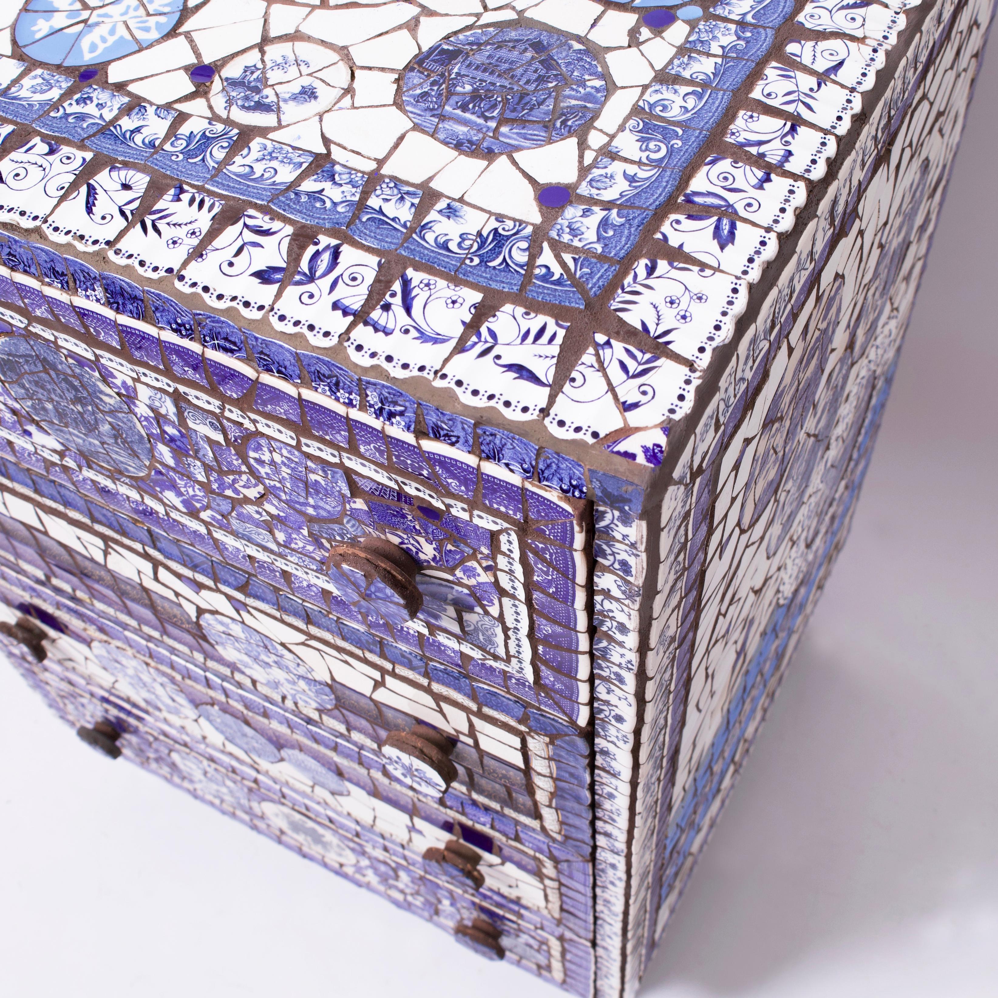 Commode vintage recouverte d'une mosaïque de porcelaine bleue et blanche en vente 2