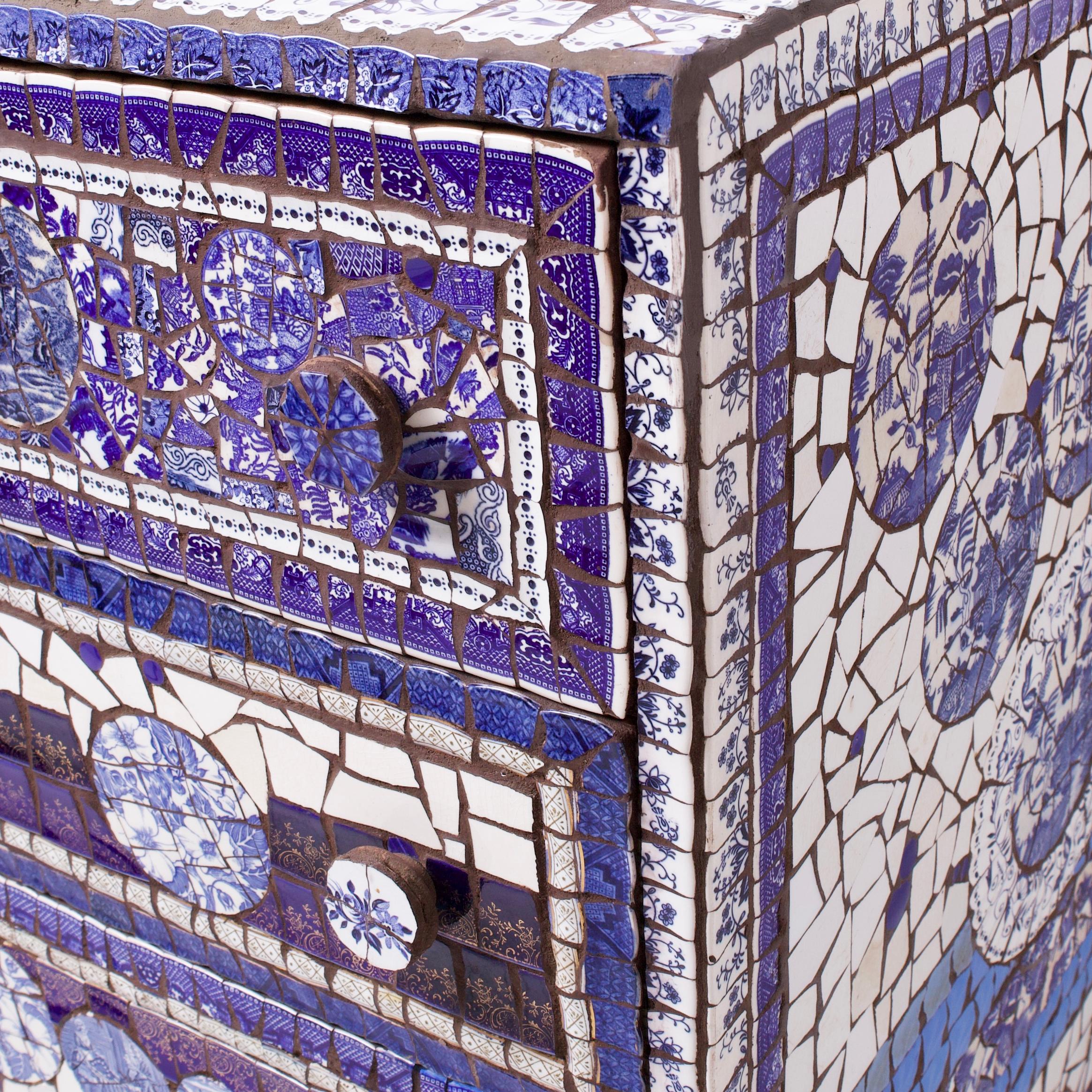 Commode vintage recouverte d'une mosaïque de porcelaine bleue et blanche en vente 3