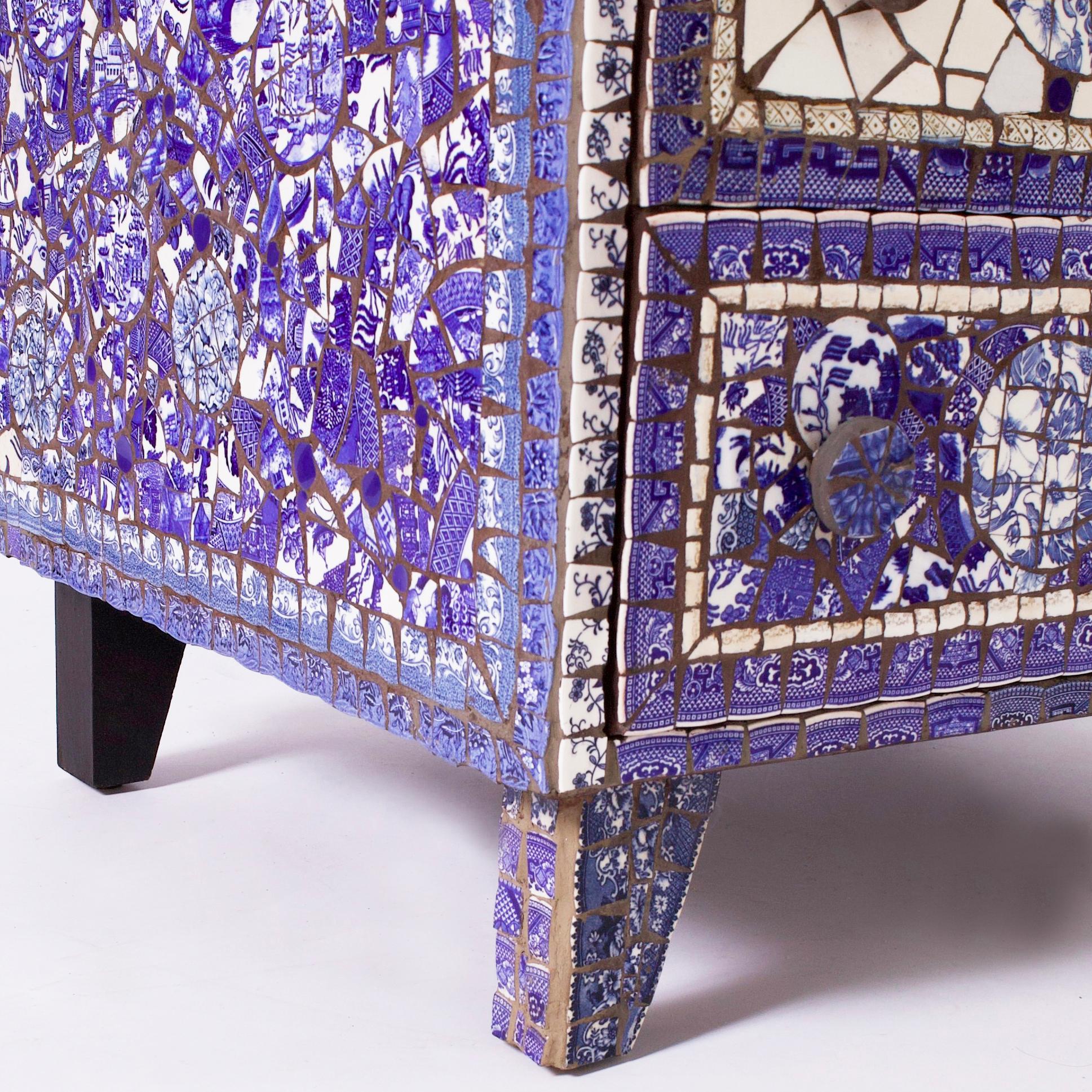 Commode vintage recouverte d'une mosaïque de porcelaine bleue et blanche en vente 4