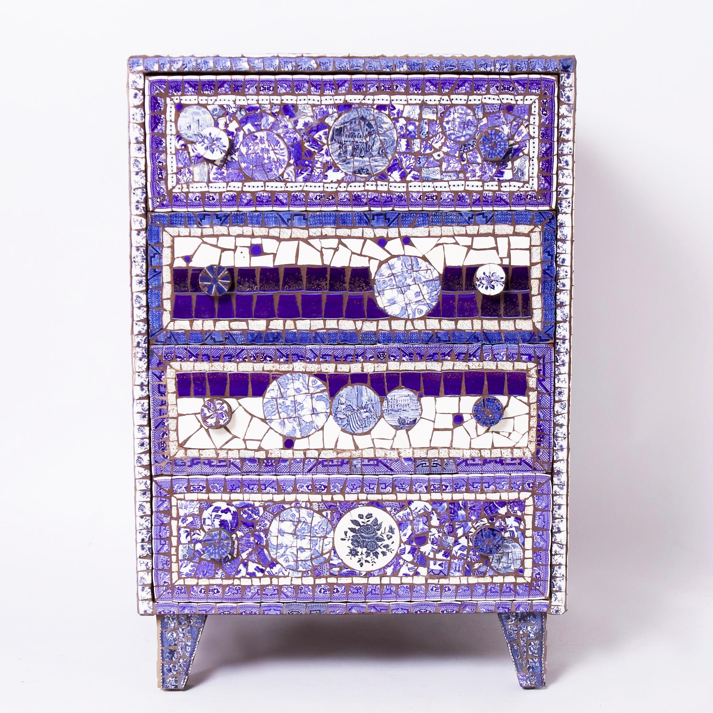 Rare et remarquable commode à quatre tiroirs en bois dur ambitieusement fabriquée à la main avec des tessons de porcelaine bleue et blanche collectés en Asie, en Europe et en Amérique.  Composé d'une mosaïque spectaculaire qui franchit la ligne