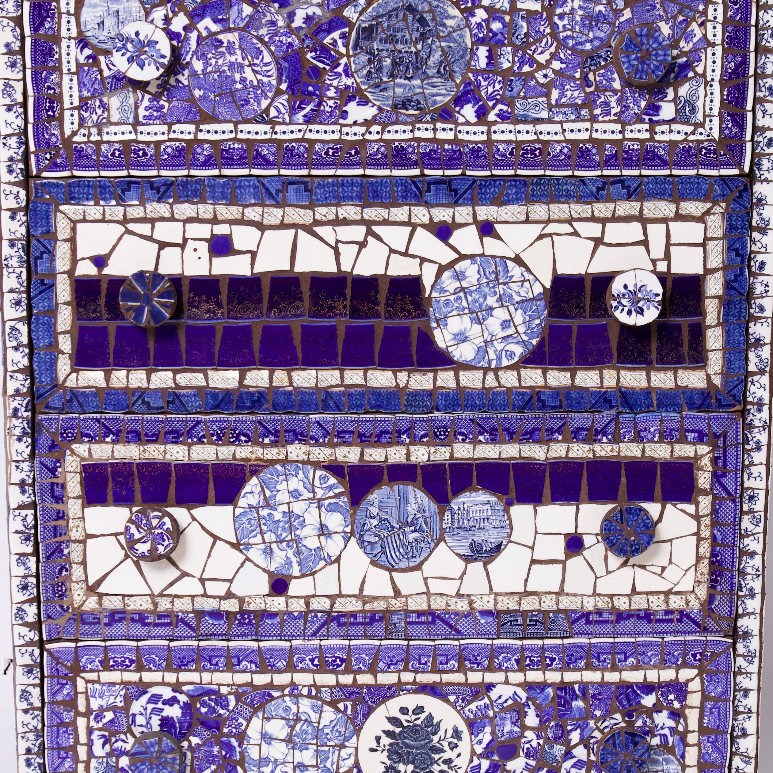 Autre Commode vintage recouverte d'une mosaïque de porcelaine bleue et blanche en vente