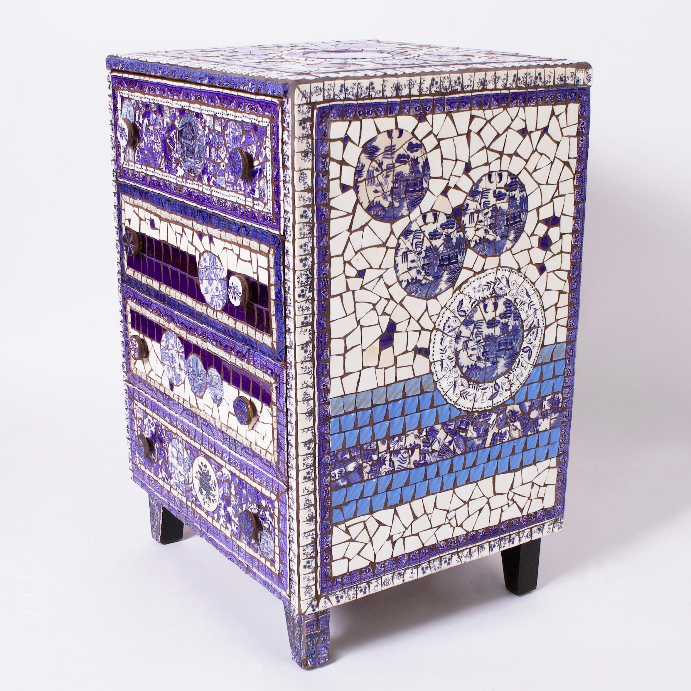 Américain Commode vintage recouverte d'une mosaïque de porcelaine bleue et blanche en vente