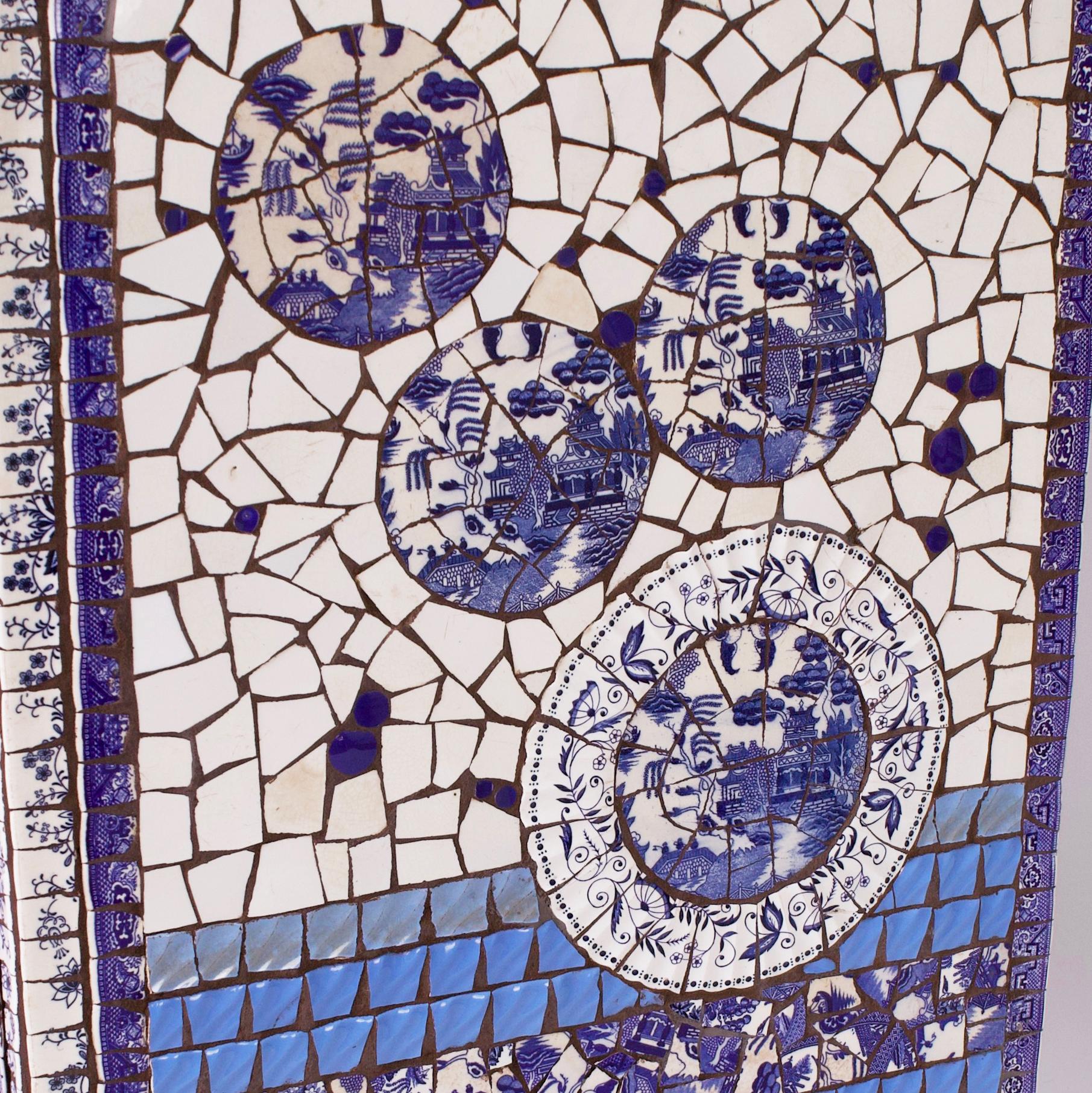 Fait main Commode vintage recouverte d'une mosaïque de porcelaine bleue et blanche en vente