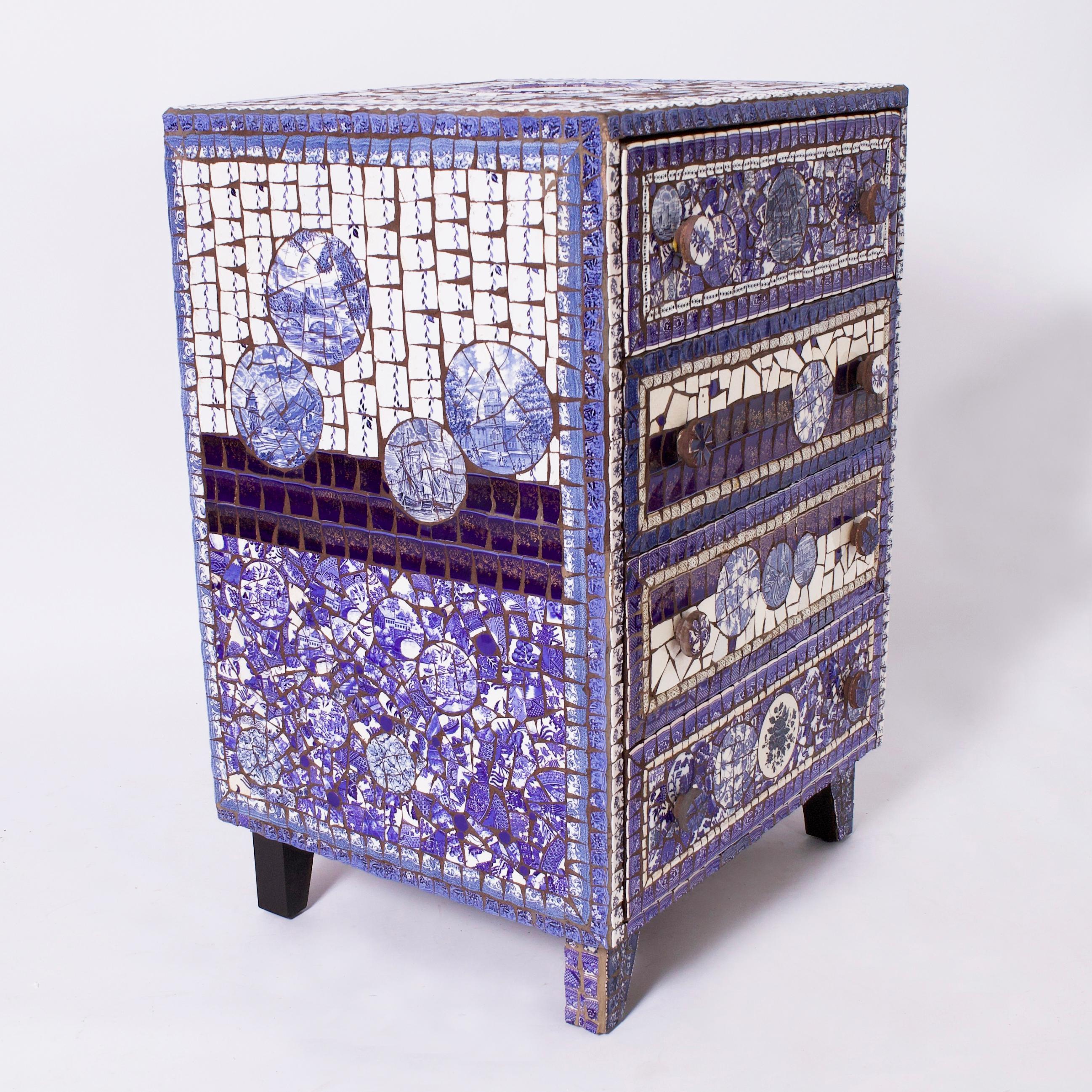 Commode vintage recouverte d'une mosaïque de porcelaine bleue et blanche Bon état - En vente à Palm Beach, FL