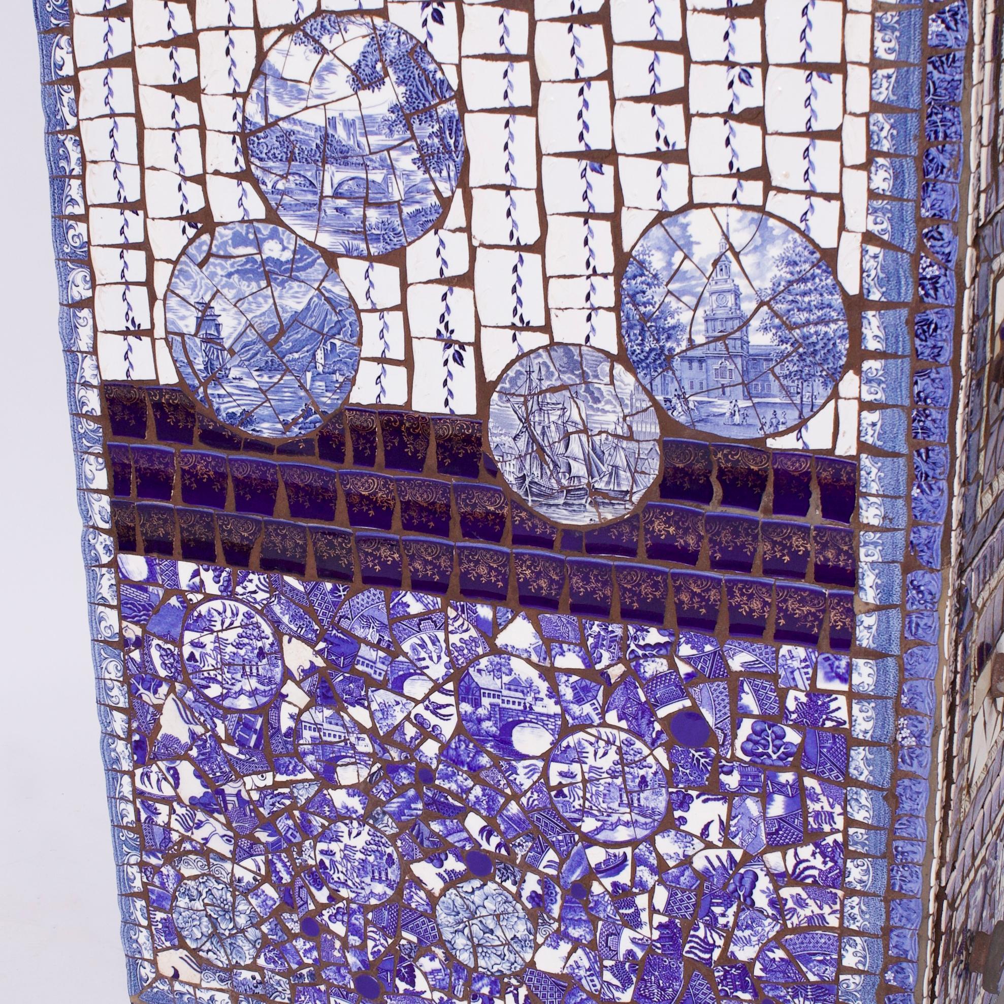 20ième siècle Commode vintage recouverte d'une mosaïque de porcelaine bleue et blanche en vente
