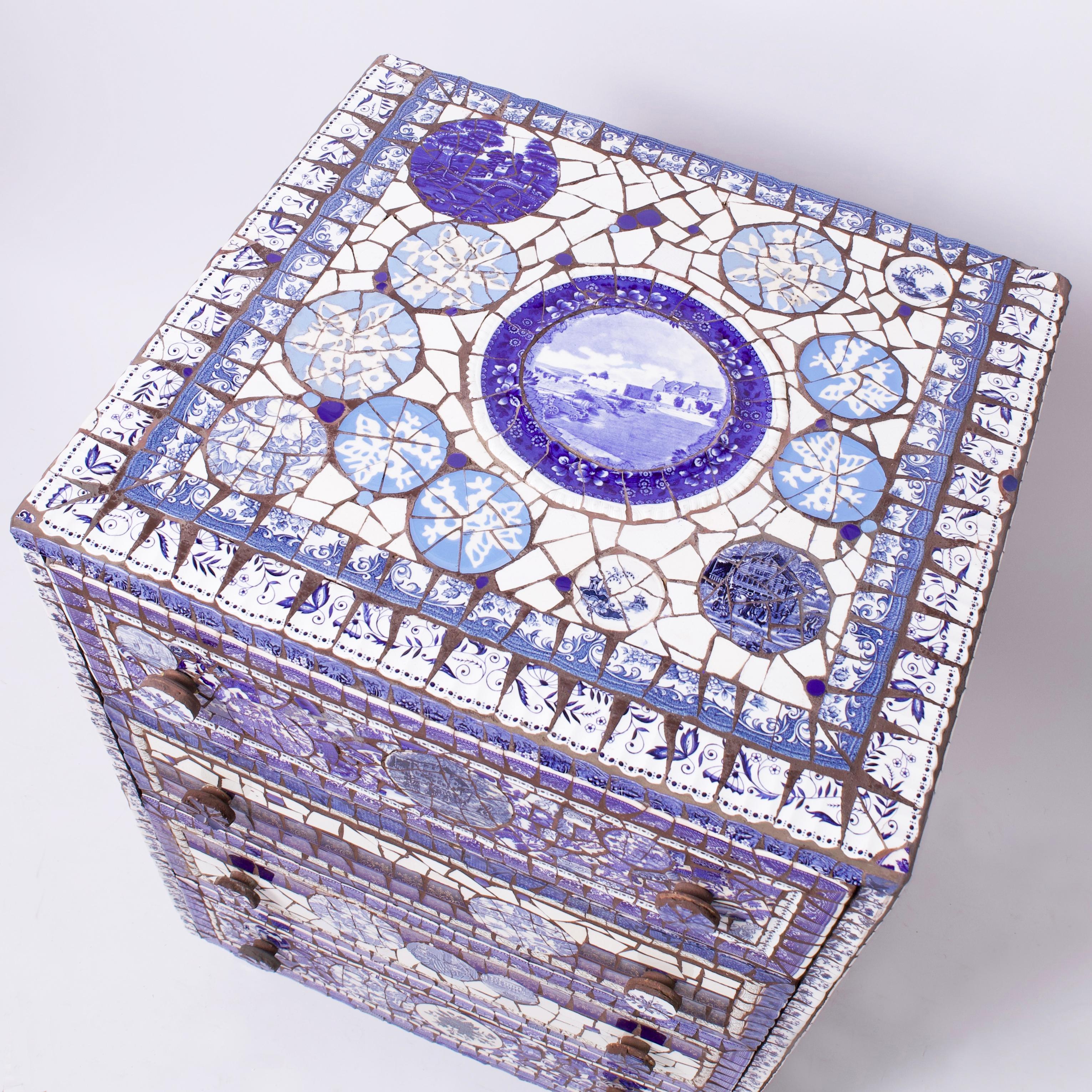 Porcelaine Commode vintage recouverte d'une mosaïque de porcelaine bleue et blanche en vente