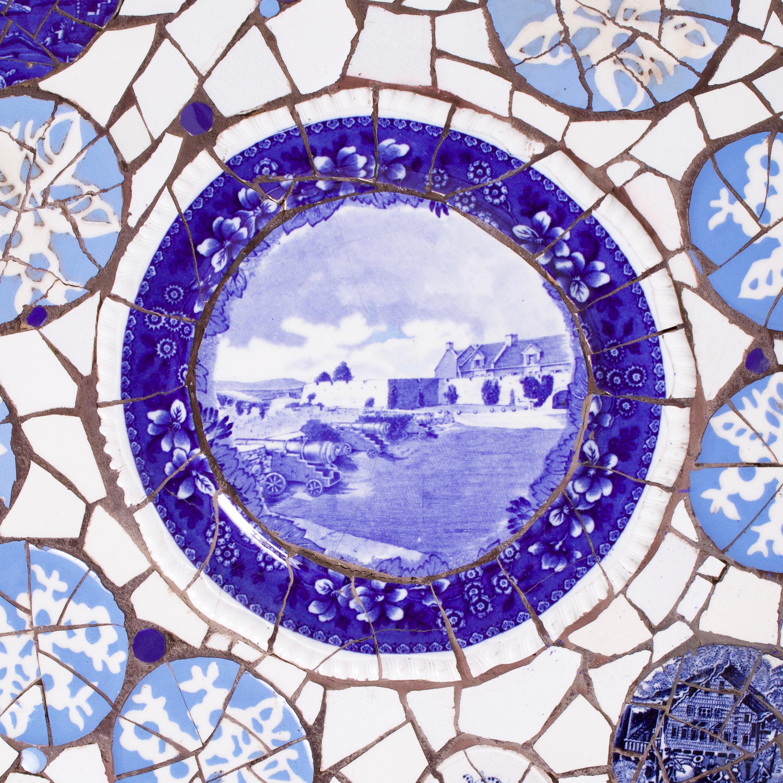 Commode vintage recouverte d'une mosaïque de porcelaine bleue et blanche en vente 1