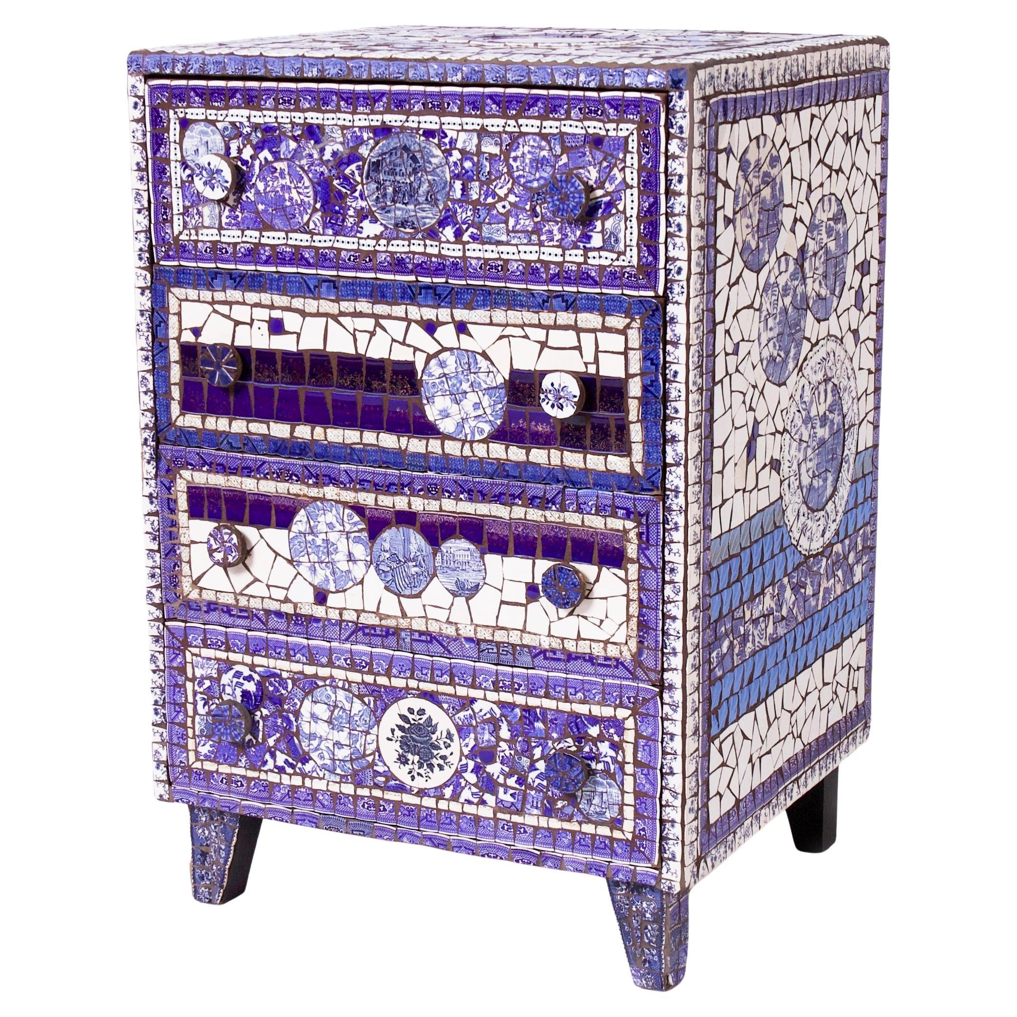Commode vintage recouverte d'une mosaïque de porcelaine bleue et blanche