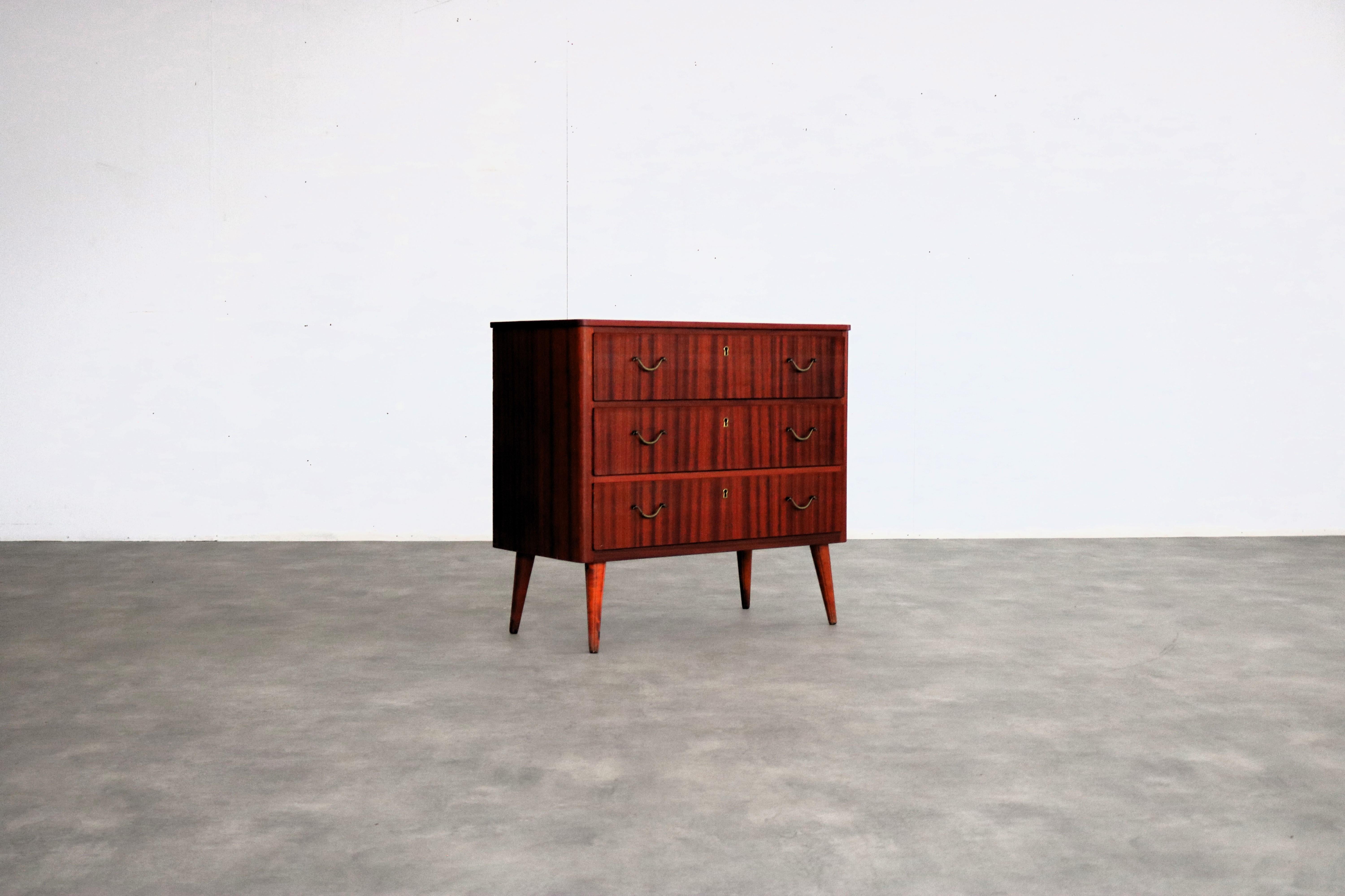 cassettiera vintage  armadio  60s  Svezia

periodo  60's
design  sconosciuto   Svezia
condizione  buono  leggeri segni d'uso
dimensione  71 x 77 x 38 (hxlxp)

dettagli  legno; rame;

numero di articolo  2623