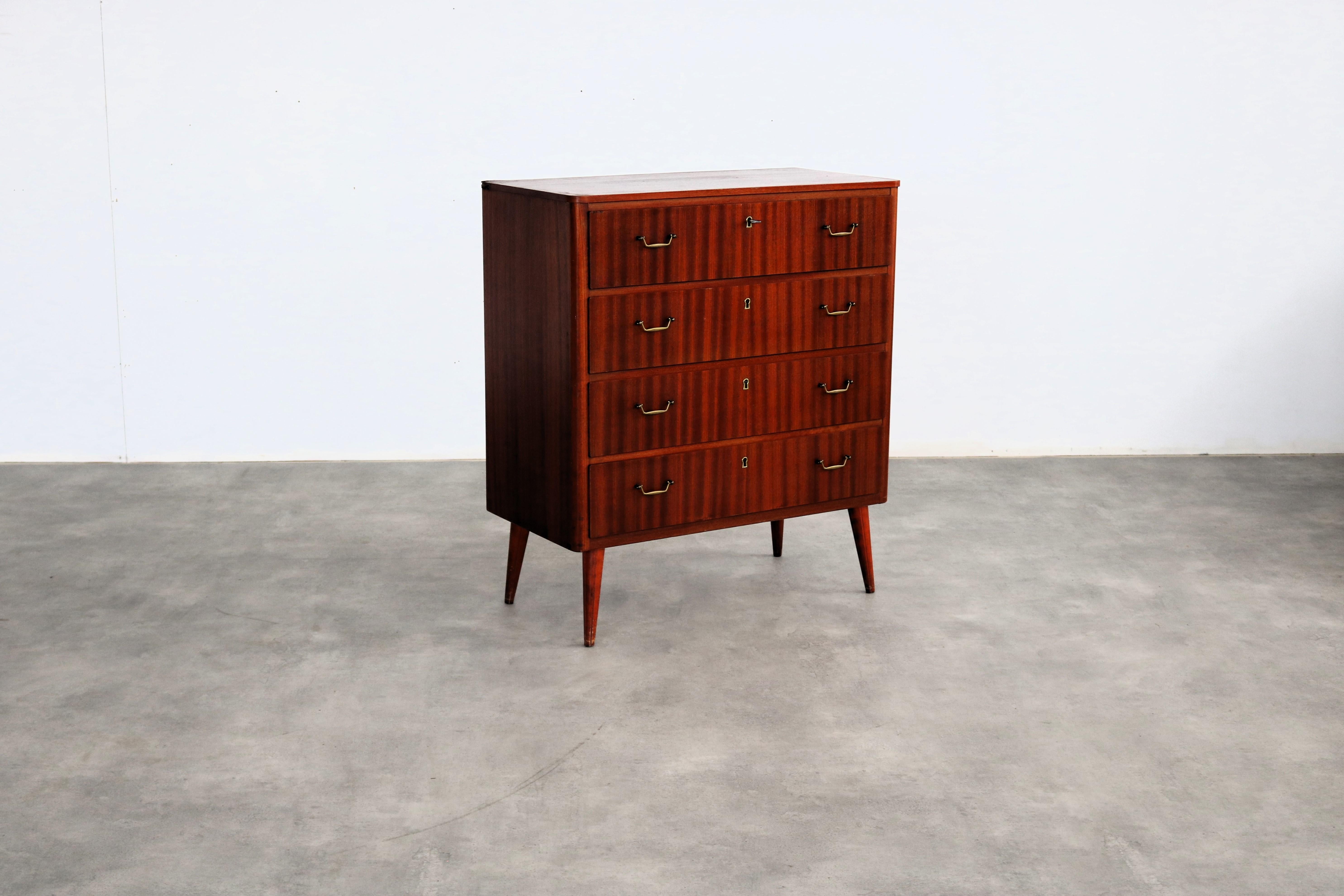 cassettiera vintage  armadio  Svedese  Teak

periodo  60's
design  sconosciuto  Svezia
condizione  buono  leggeri segni d'uso
dimensione  86 x 76 x 38 (hxlxp)

dettagli  teak; ottone;

numero di articolo  2534