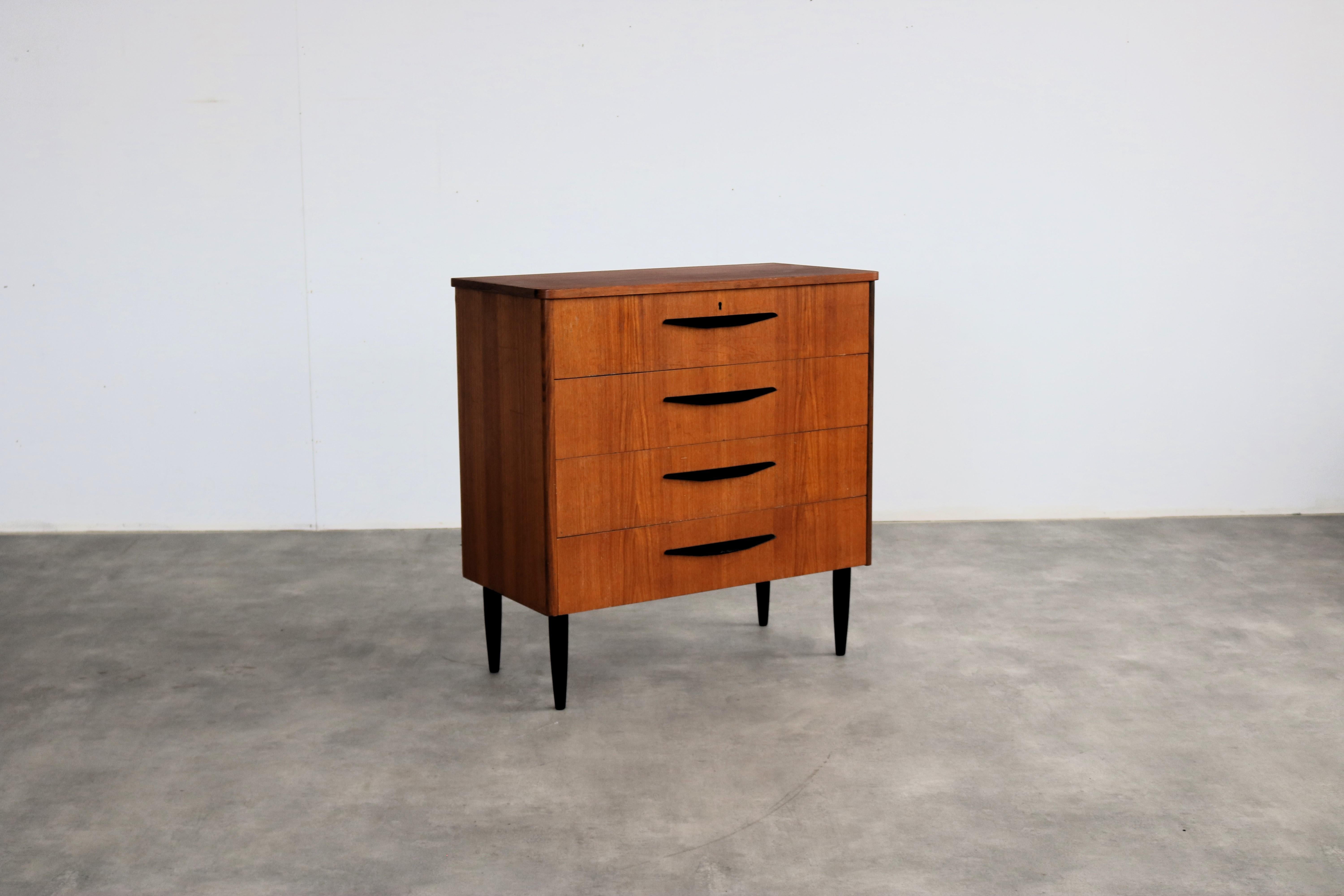cassettiera vintage  armadio  Svedese  Teak

periodo  60's
design  sconosciuto  Svezia
condizione  buono  leggeri segni d'uso
dimensione  85 x 82 x 42 (hxlxp)

dettagli  teak; Oak;

numero di articolo  2538