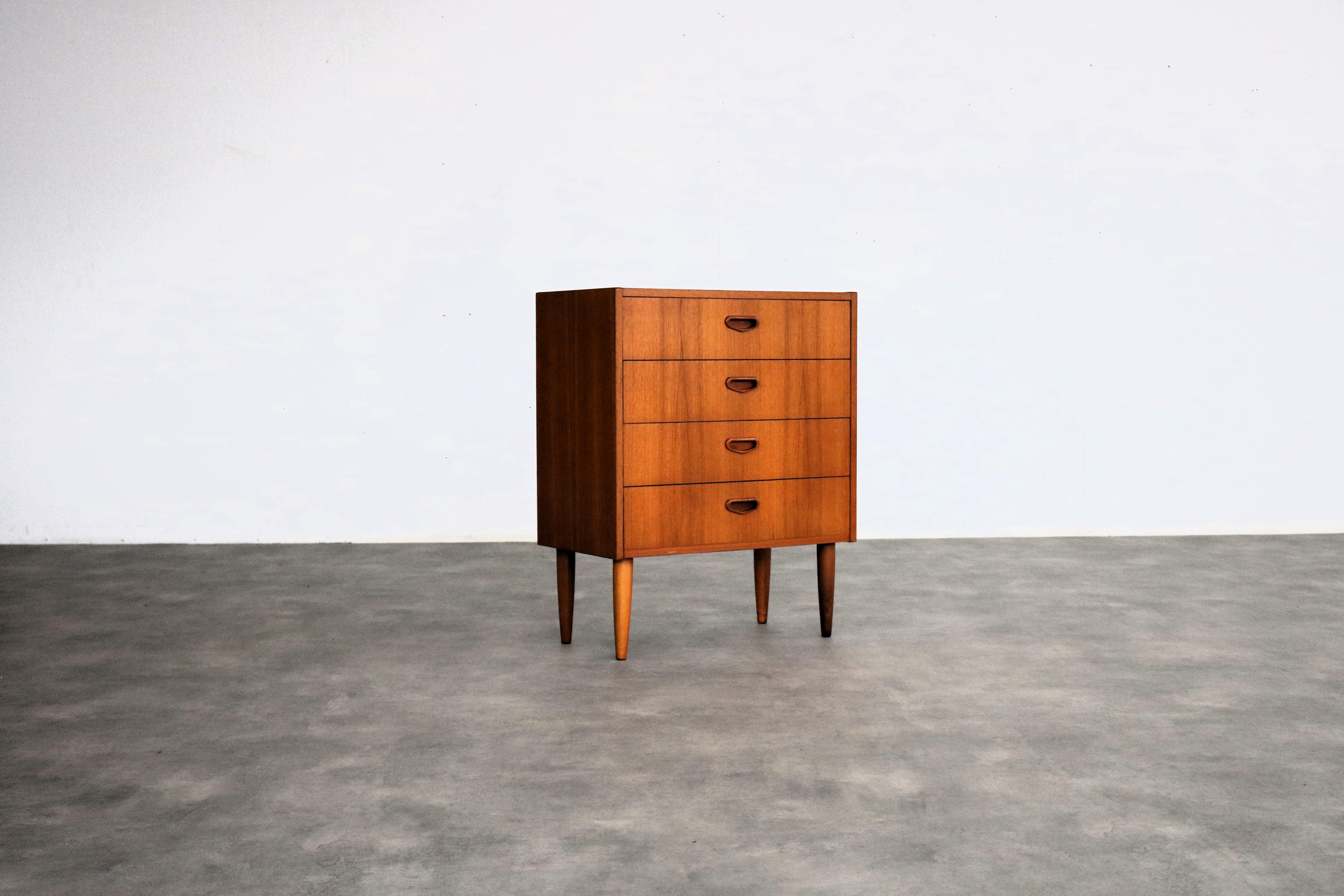 vintage chest of drawers  cupboard  teak  60s  Sweden

period  60's
design  unknown   Sweden
condition  good  light signs of use
size  74.5 x 60 x 33 (hxwxd)

details  teak;

article number  2623