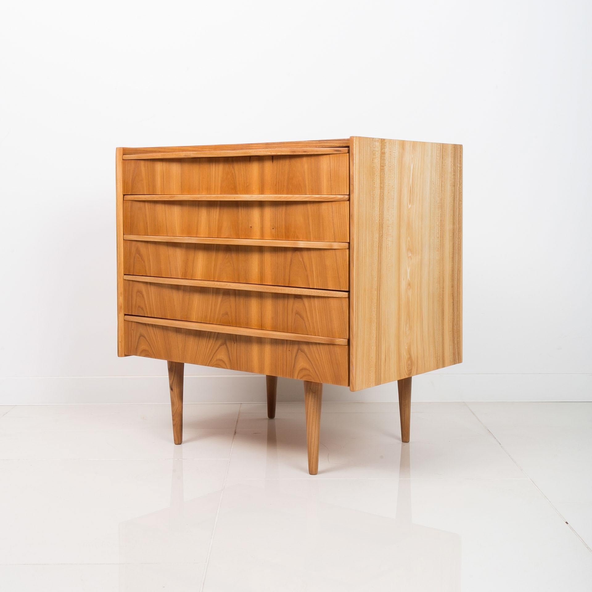 This five-drawer chest of drawers comes from Czechoslovakia from around 1970s. The piece is in very good condition - it underwent careful renovation process. It is veneered with elm veneer. The structure is very stable and the surfaces have been