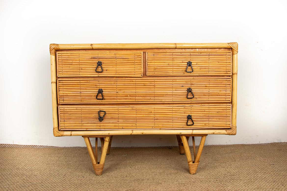 Stile provenzale Cassettiera vintage in rattan+maniglie in ferro battuto con apertura su 4 cassetti. in vendita