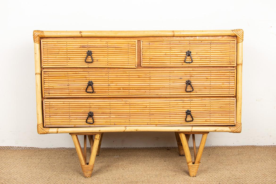 Francese Cassettiera vintage in rattan+maniglie in ferro battuto con apertura su 4 cassetti. in vendita