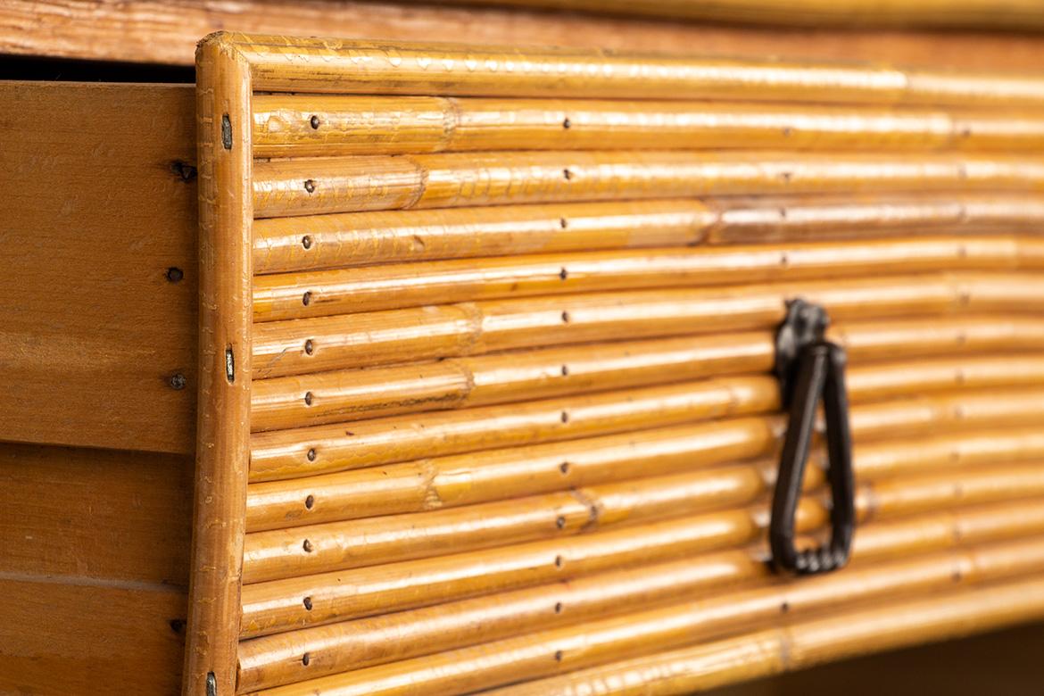 Rattan Cassettiera vintage in rattan+maniglie in ferro battuto con apertura su 4 cassetti. in vendita