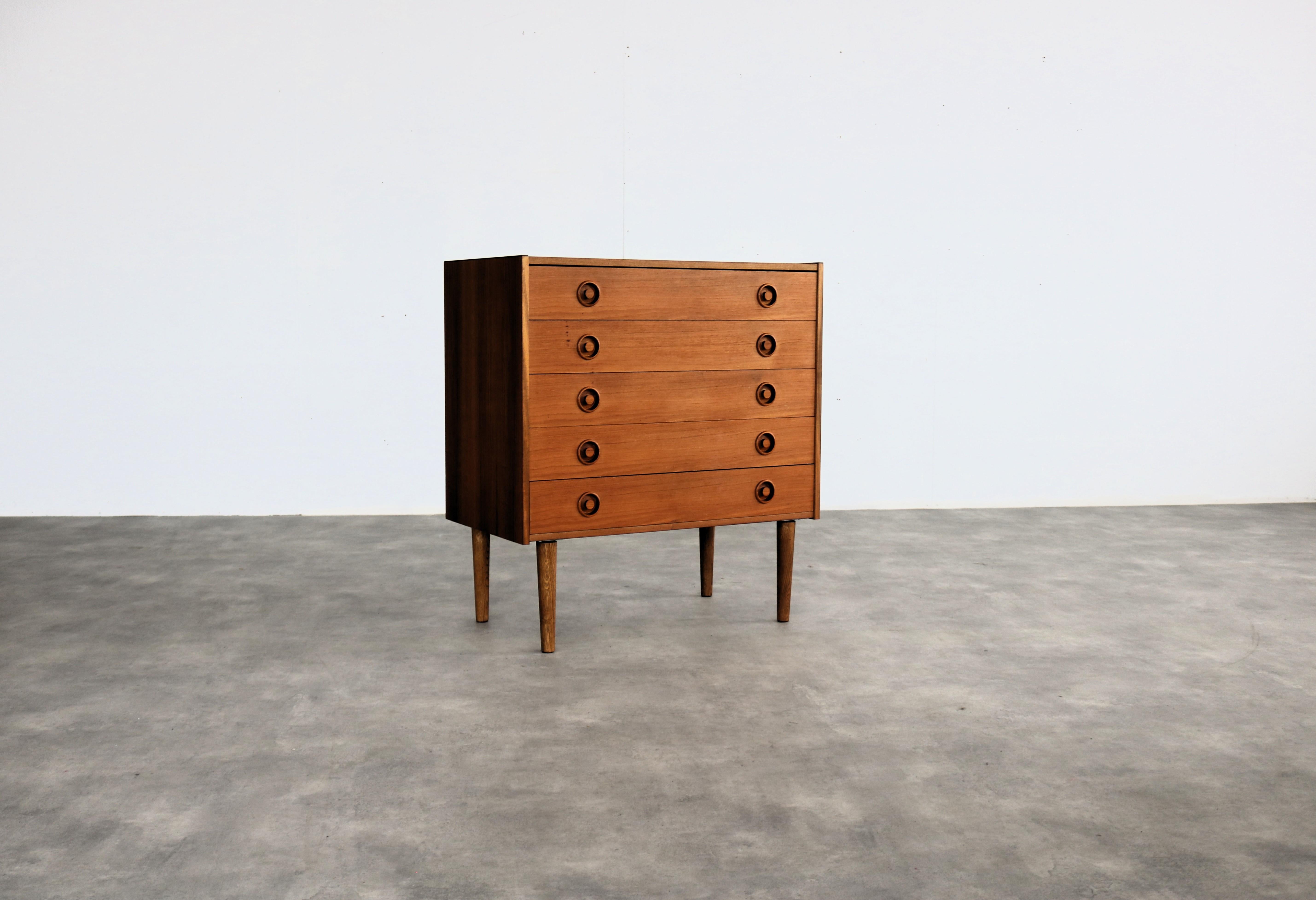 vintage chest of drawers  teak  1960s  Danish

period  1960s
design  unknown  Denmark
condition  good  minor signs of use
size  87 x 80 x 44 (hxbxd)

details  teak; 2 available;

item number  2791